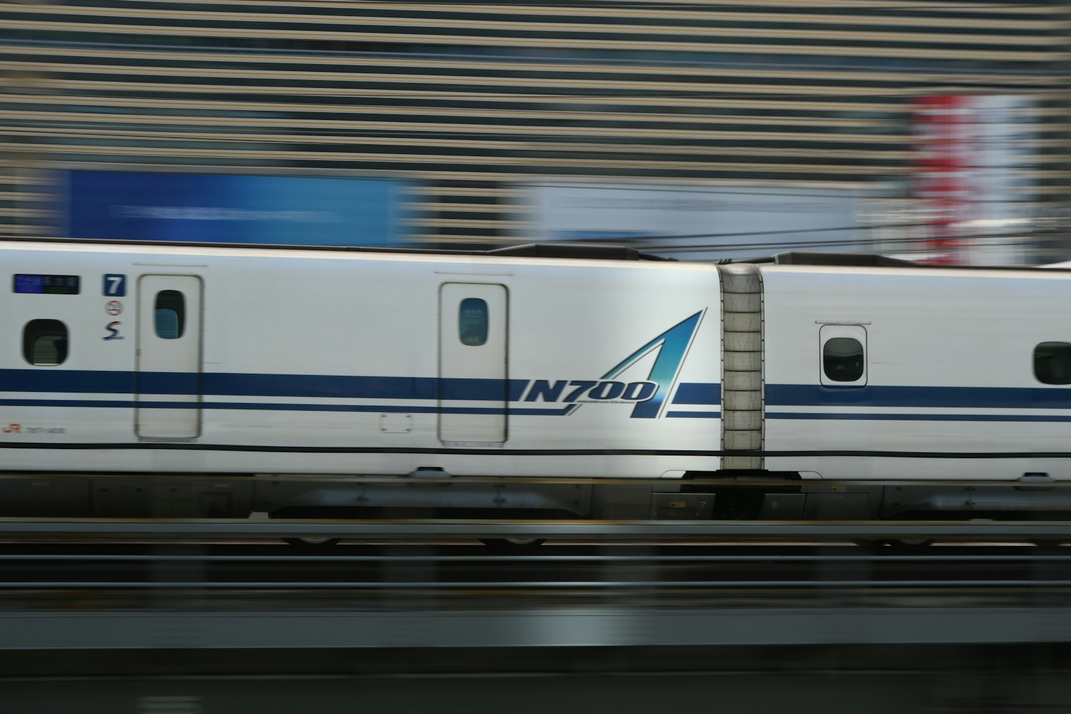 一列在運動中的新幹線列車，背景模糊