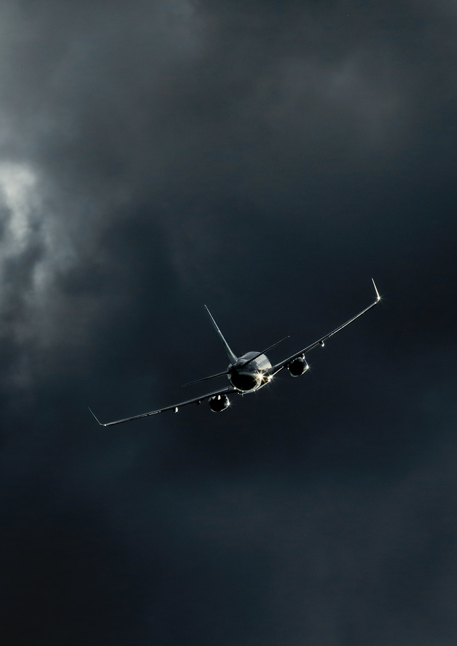 Avión volando a través de nubes oscuras