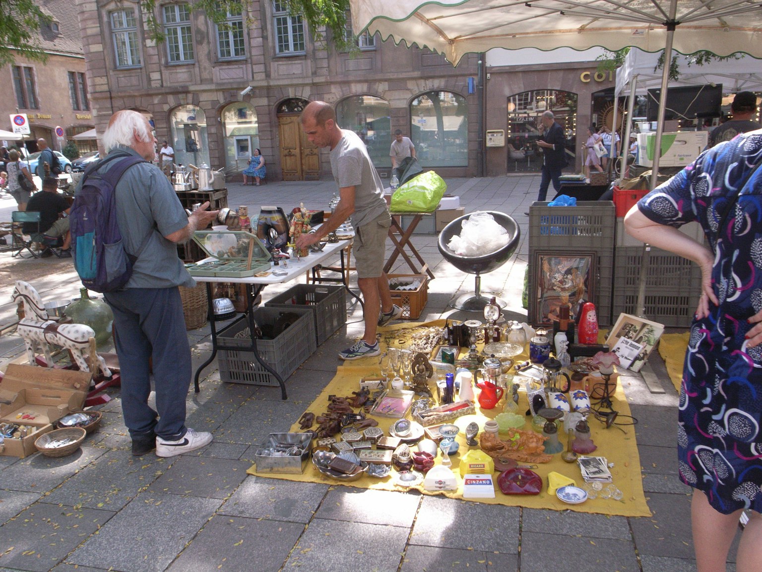 Mercado al aire libre con antigüedades y varios objetos a la venta