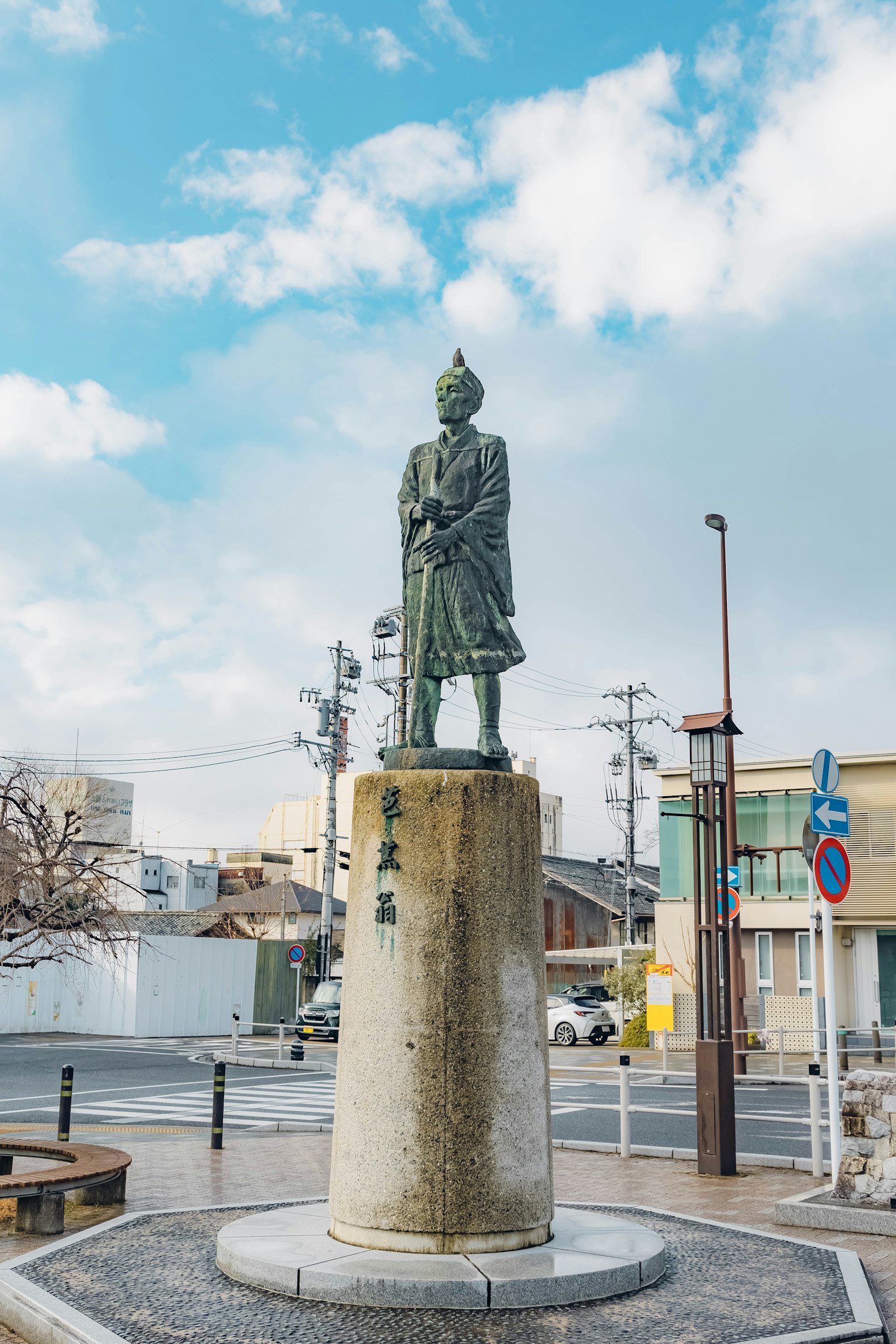 Statue en bronze se tenant sous un ciel bleu