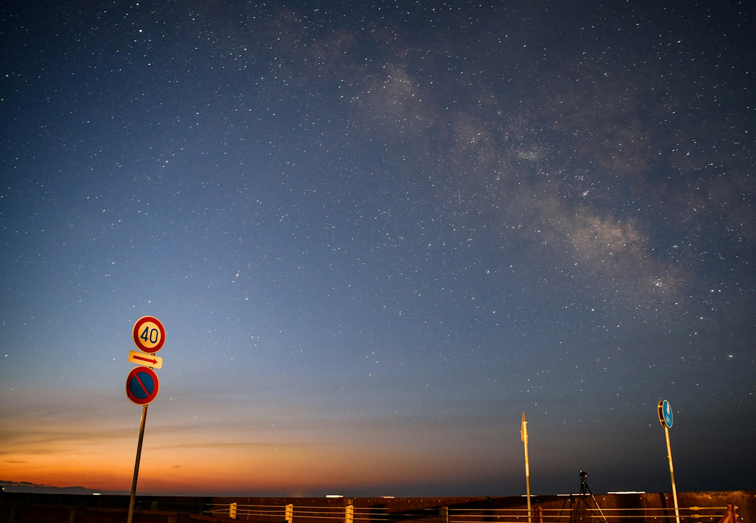 海岸风景，星空与日落，带有交通标志