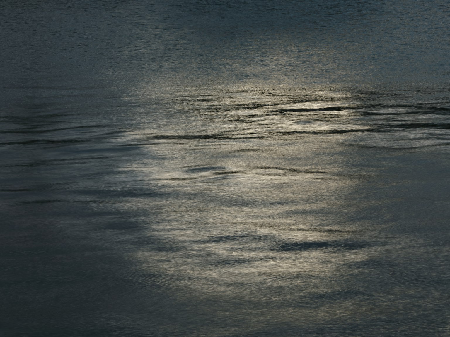 Reflet de la lumière sur la surface de l'eau avec des ondulations douces