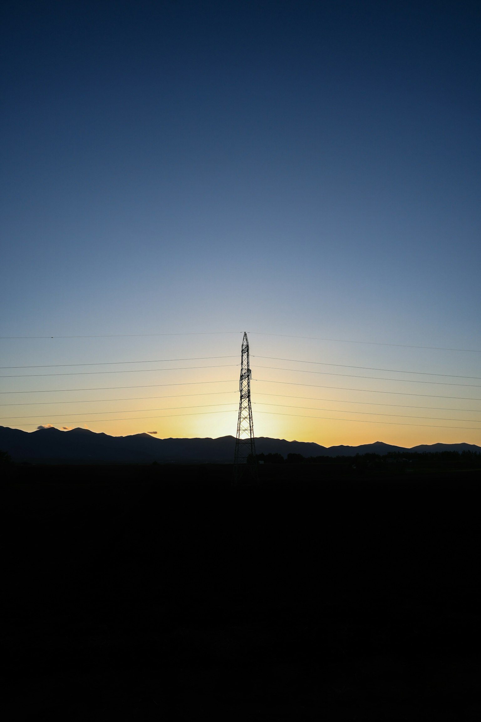 夕日を背景にした電波塔のシルエット