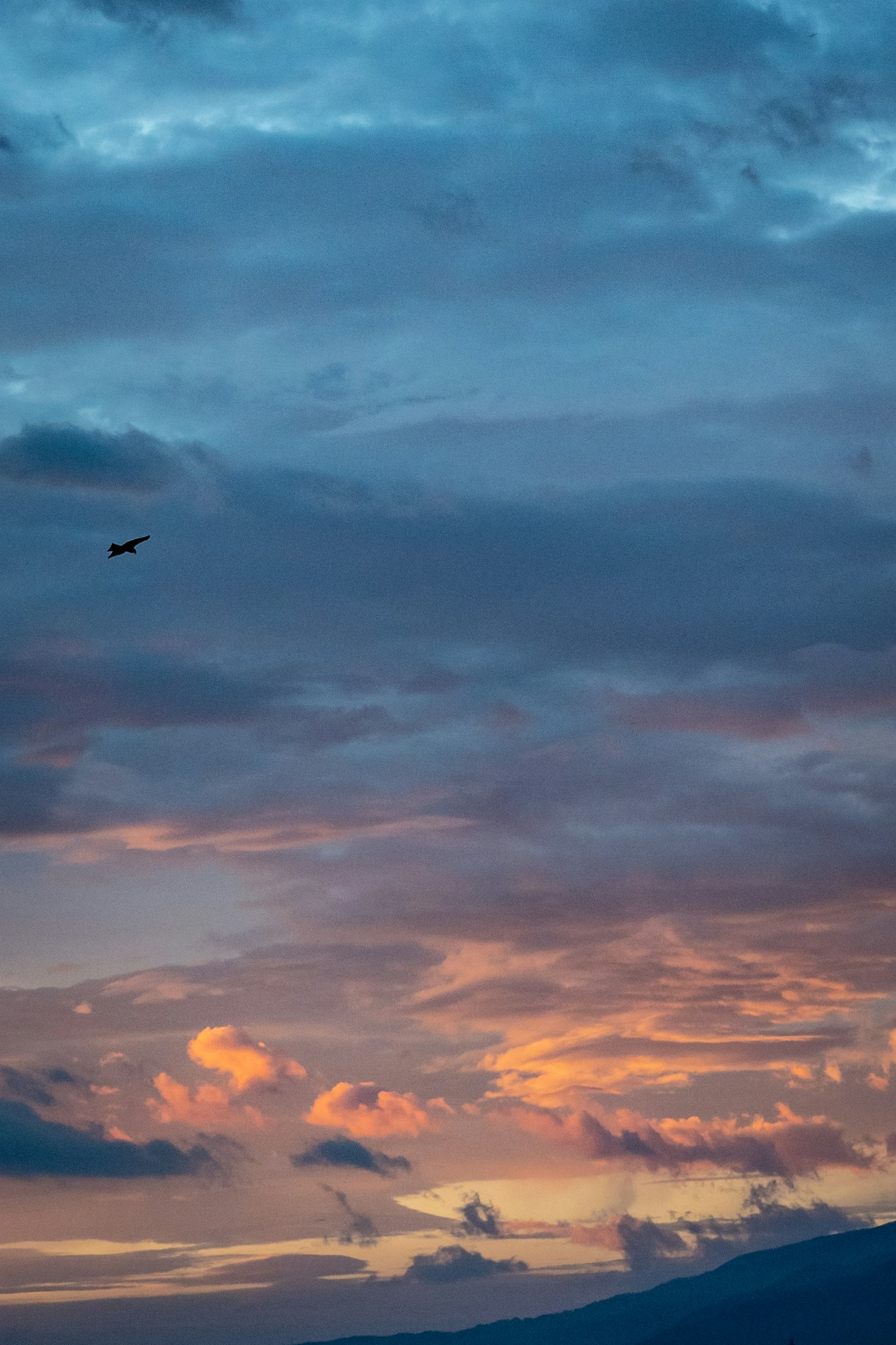 Ciel bleu avec des nuages et un dégradé orange au coucher du soleil