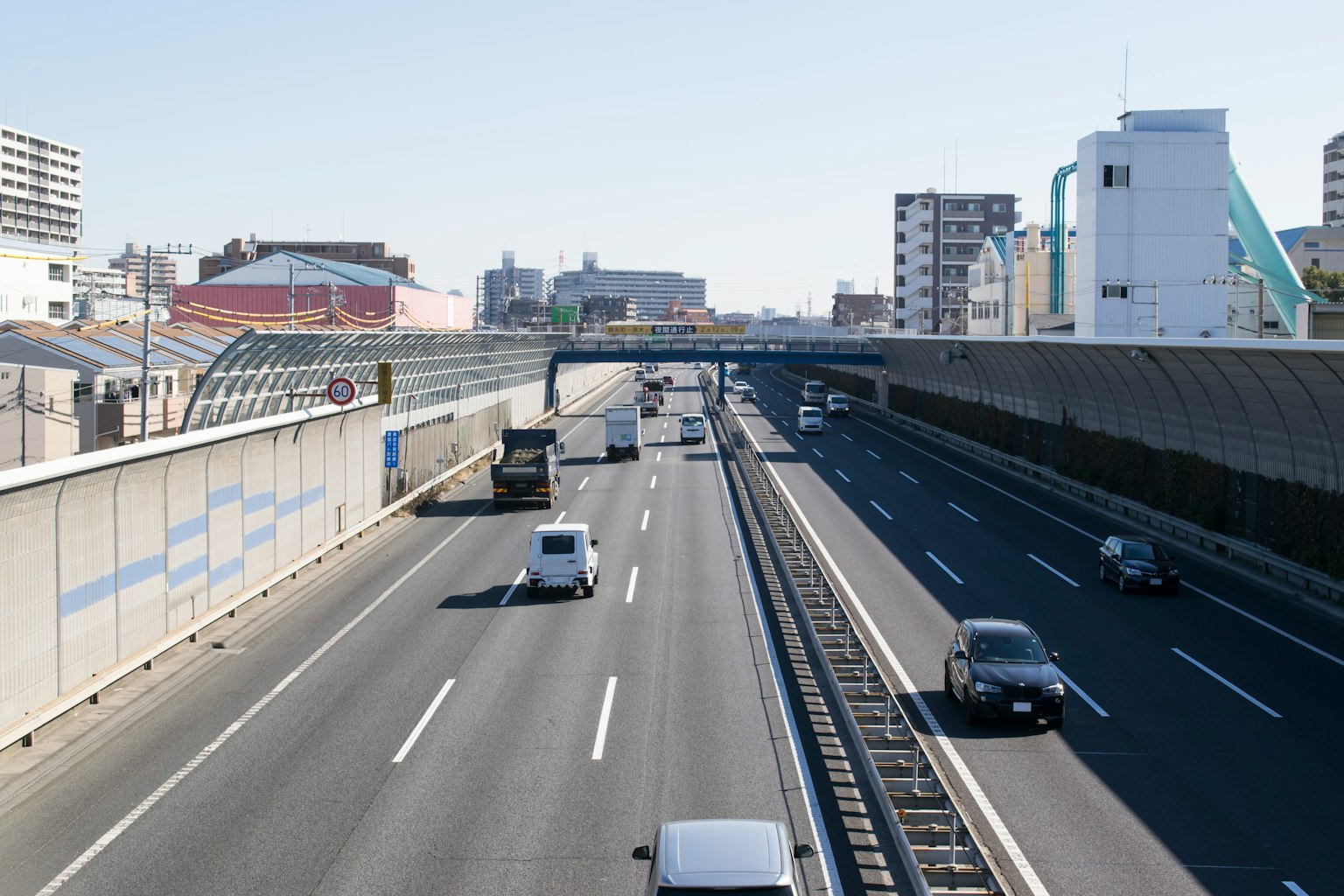 Autostrada urbana con traffico scorrevole