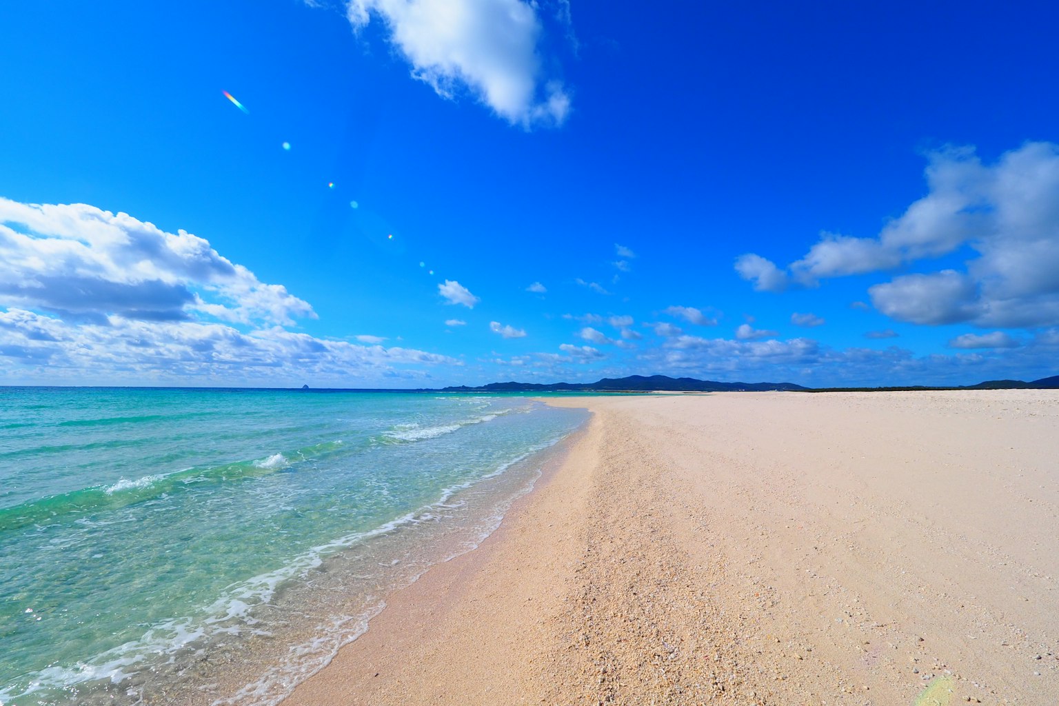 风景如画的海滩景观，蓝天和白色沙滩