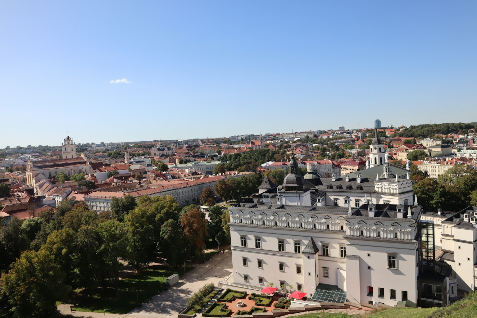 Vista di Vilnius con edifici storici e parchi verdi