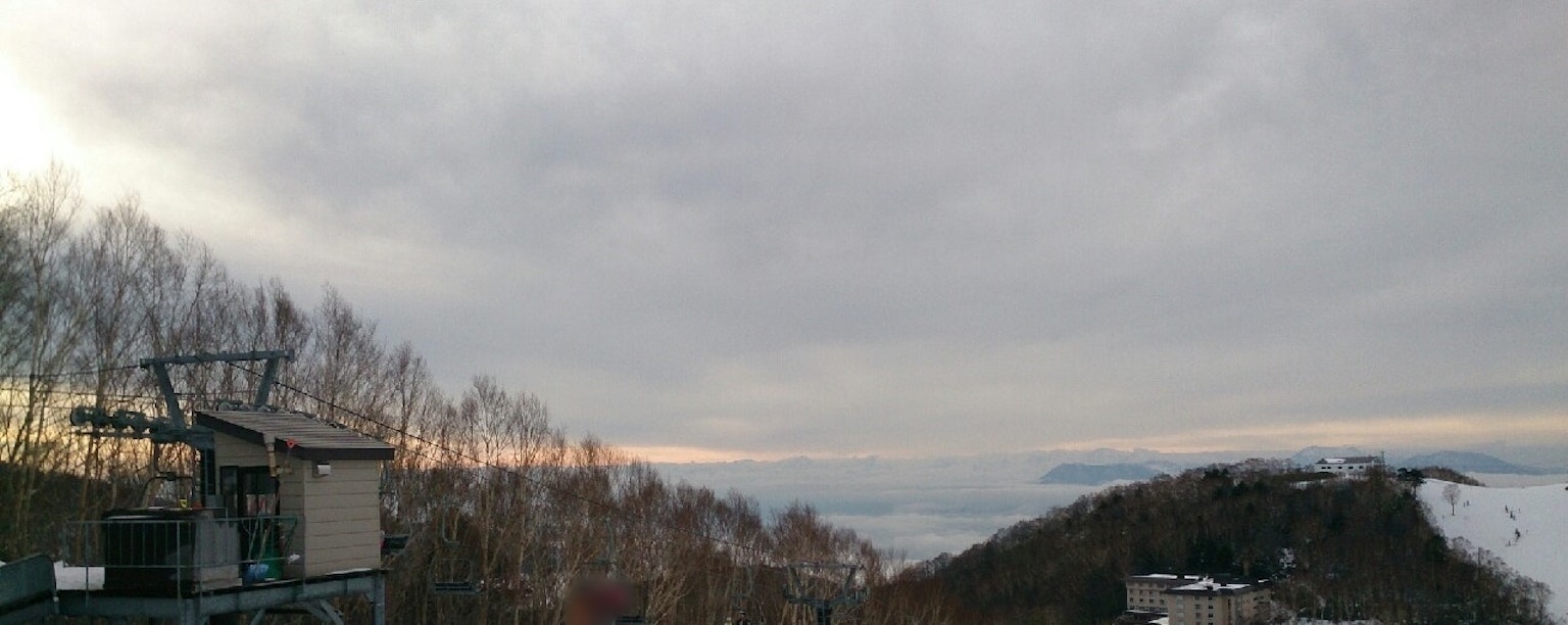 Vista panorámica de montañas cubiertas de nieve y cielo nublado