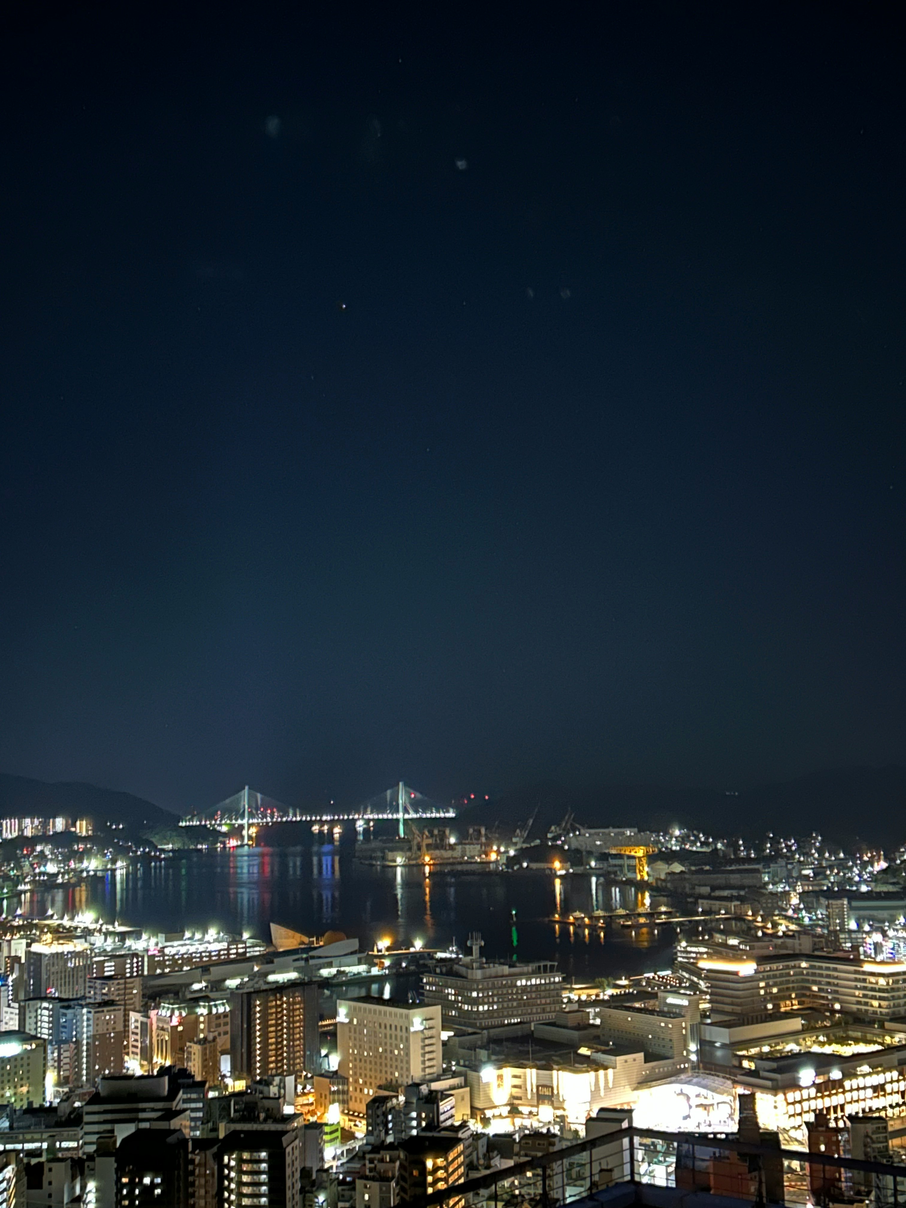 冬の海辺の夜景と港の灯りが広がる風景