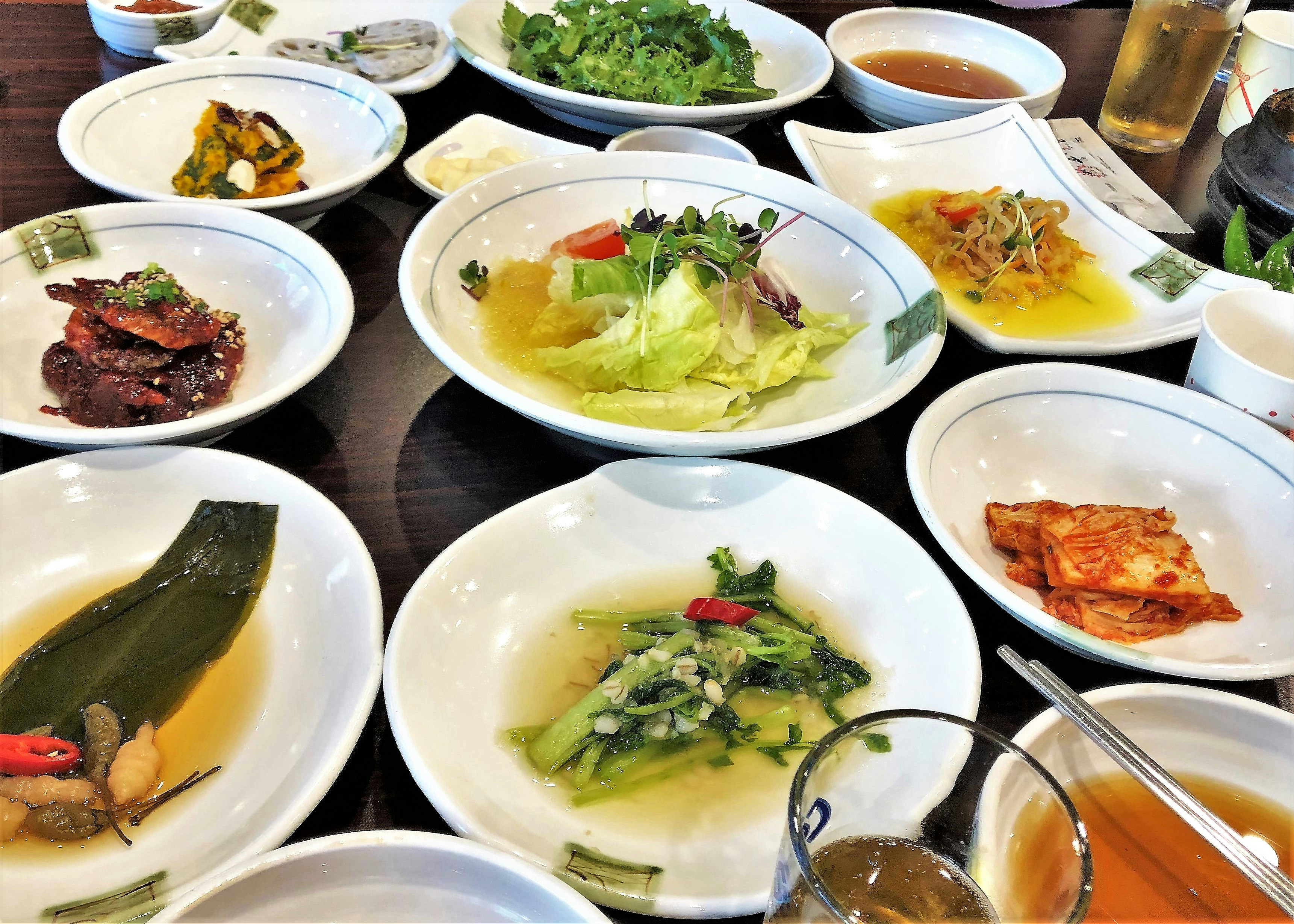 皿に盛られた多彩な中華料理の食卓