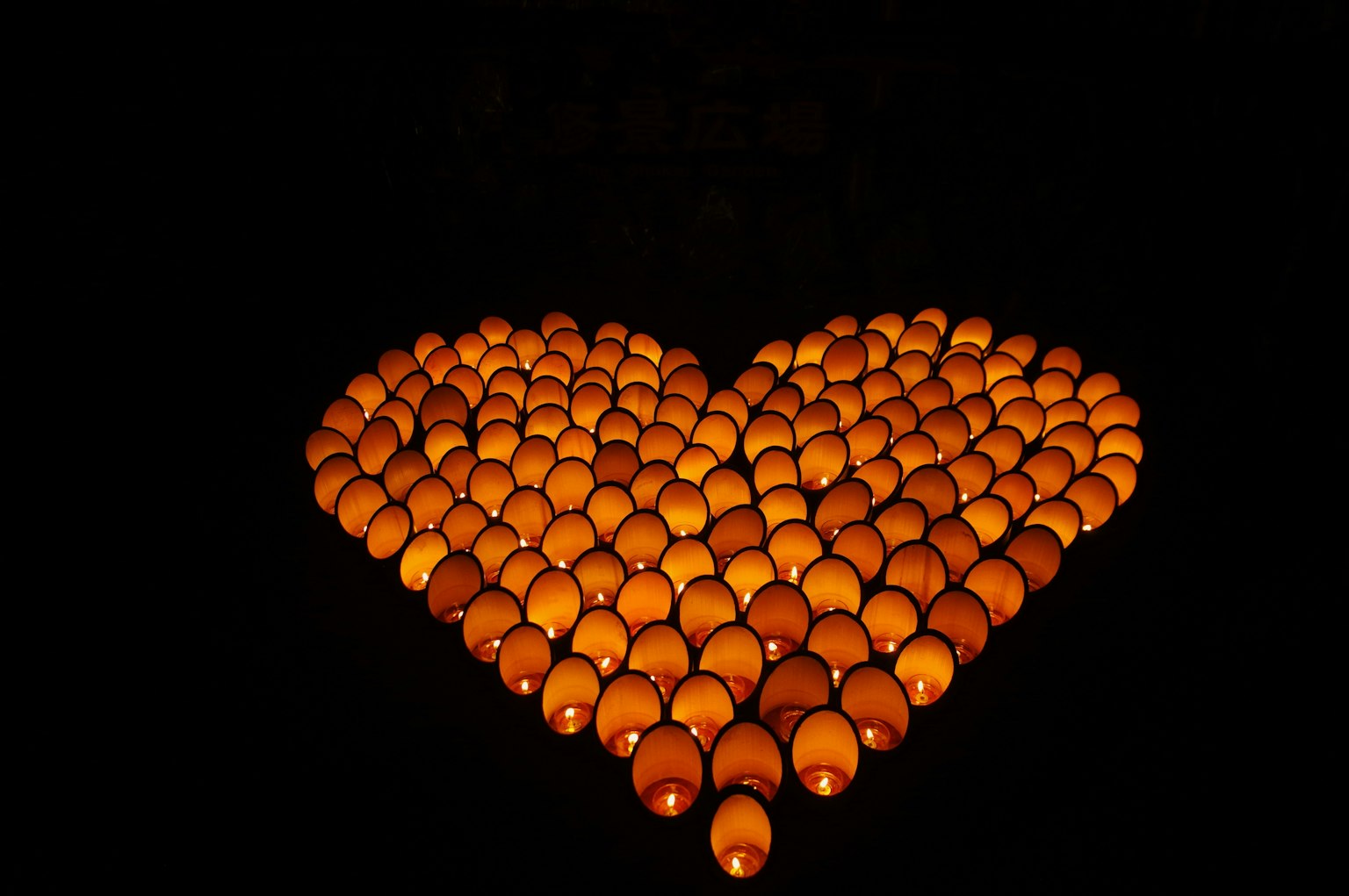 Art d'une forme de cœur faite avec des bougies orange