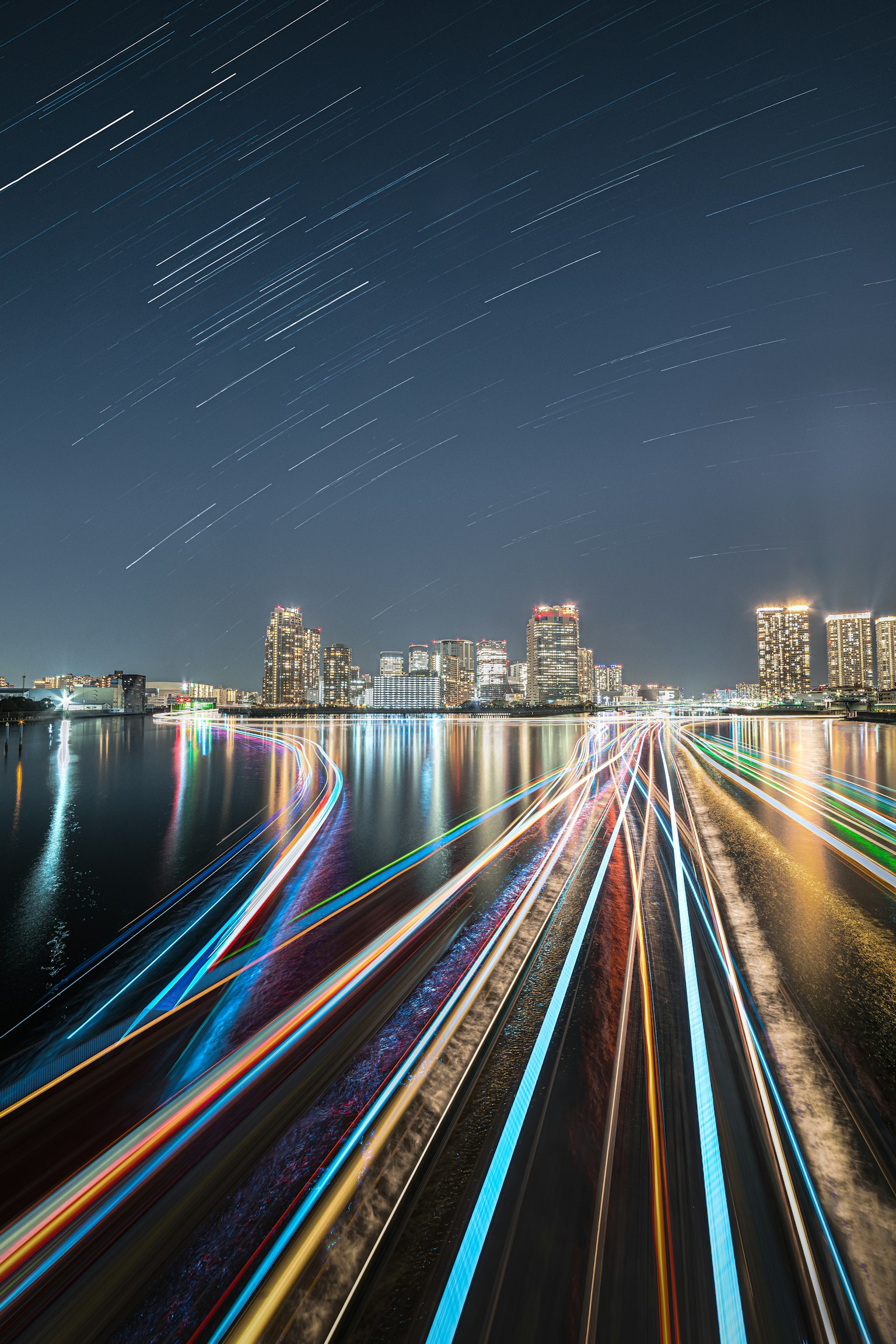 夜晚城市景觀，車燈流動與河面反射