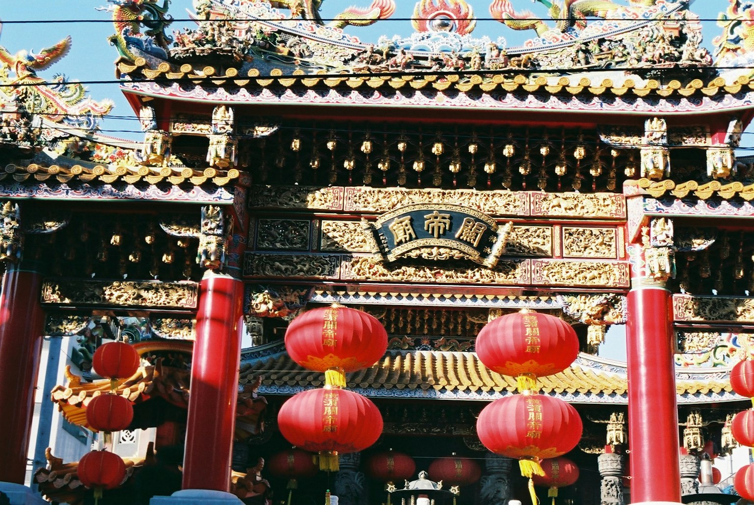 華麗的中國寺廟門和裝飾著紅燈籠的景色