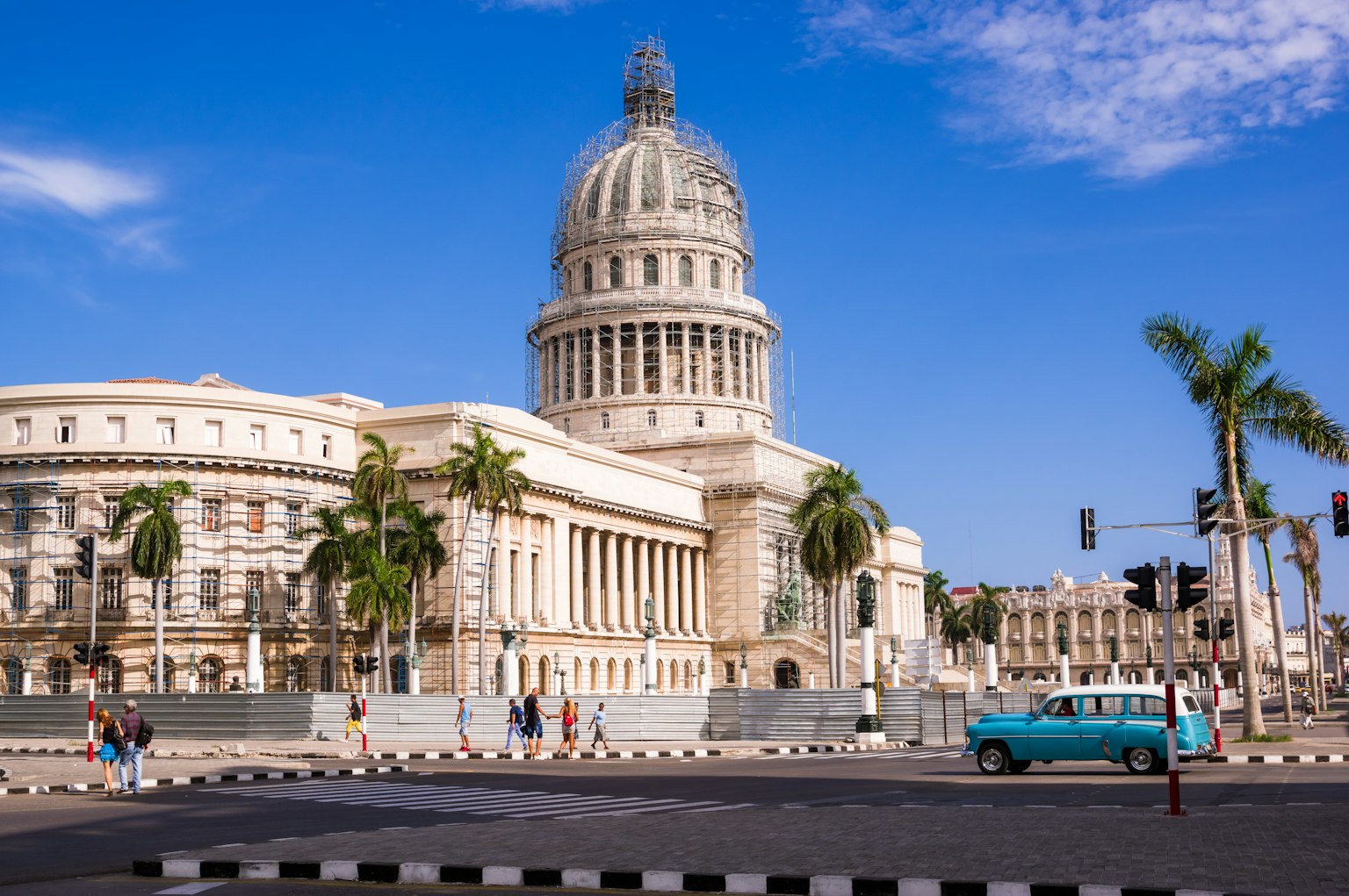 Schöne Fassade des Kapitols von Havanna mit blauem Himmel