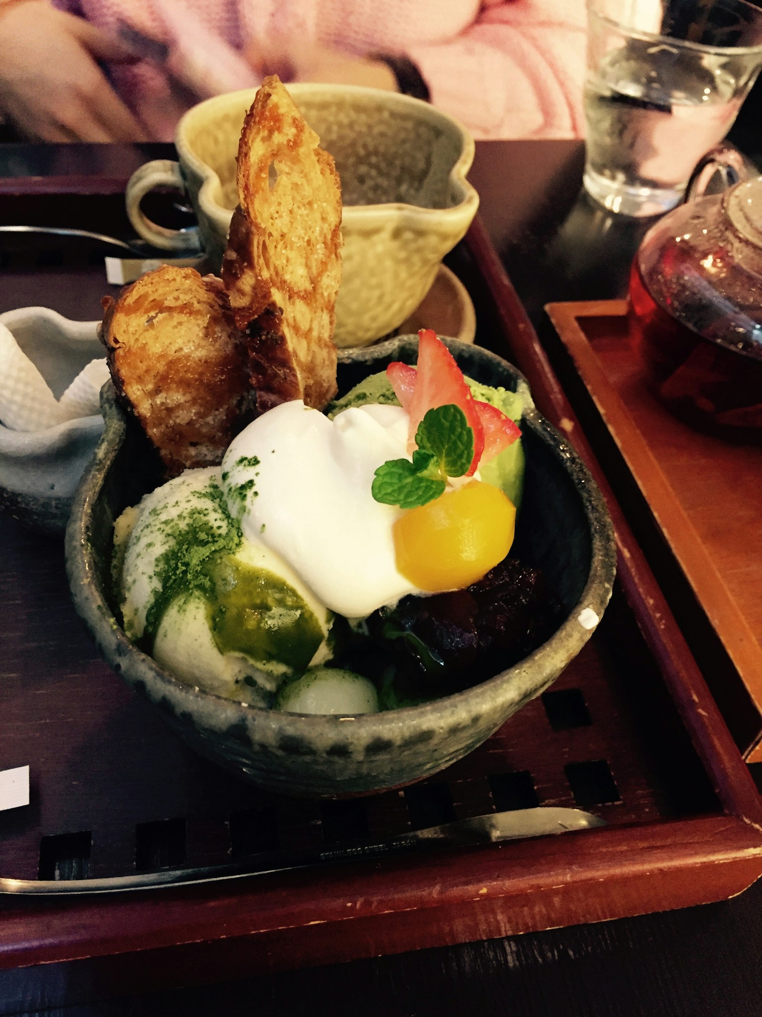 Un bol de cuisine japonaise joliment présenté avec des ingrédients colorés
