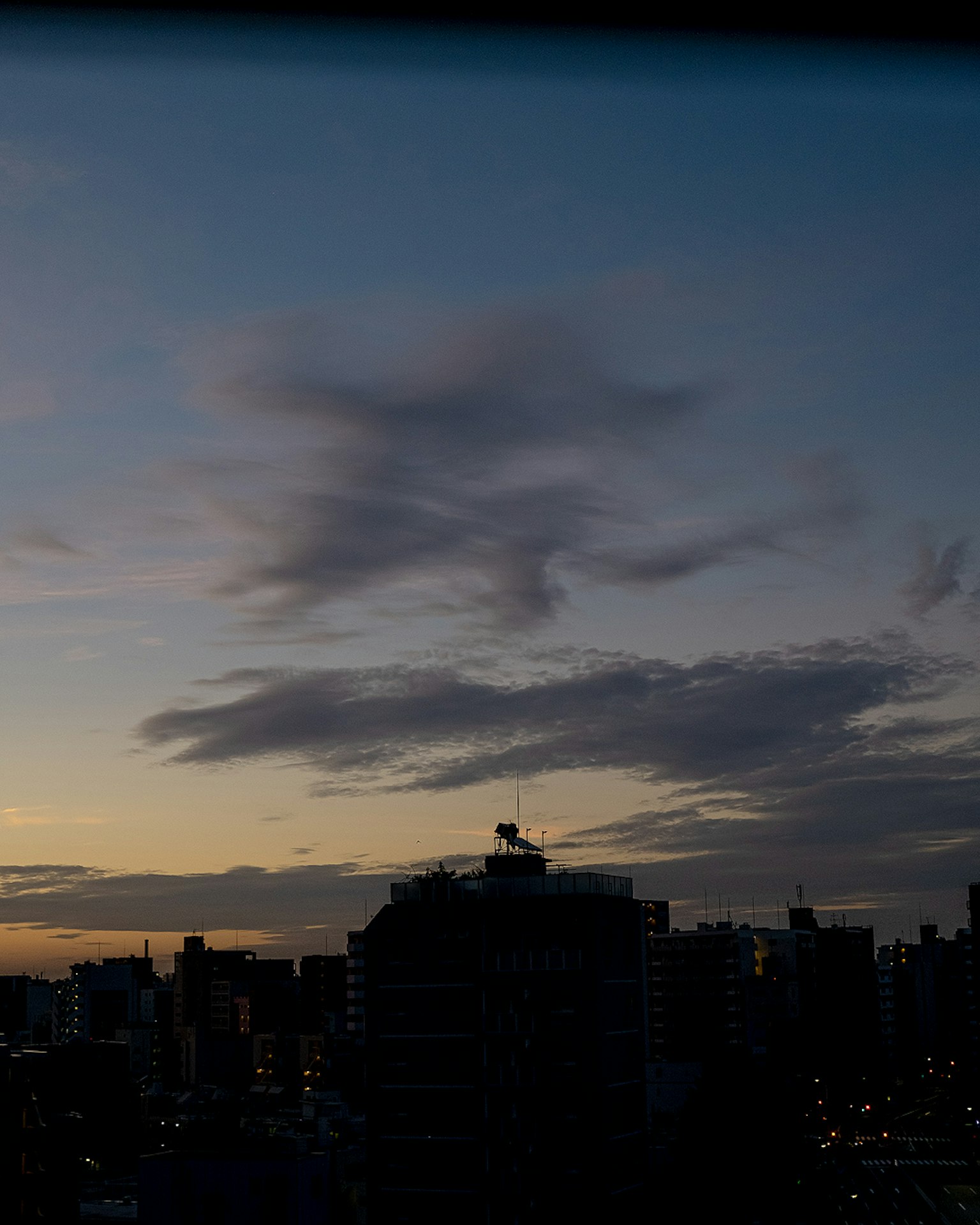 黃昏時分的城市天際線輪廓和雲彩