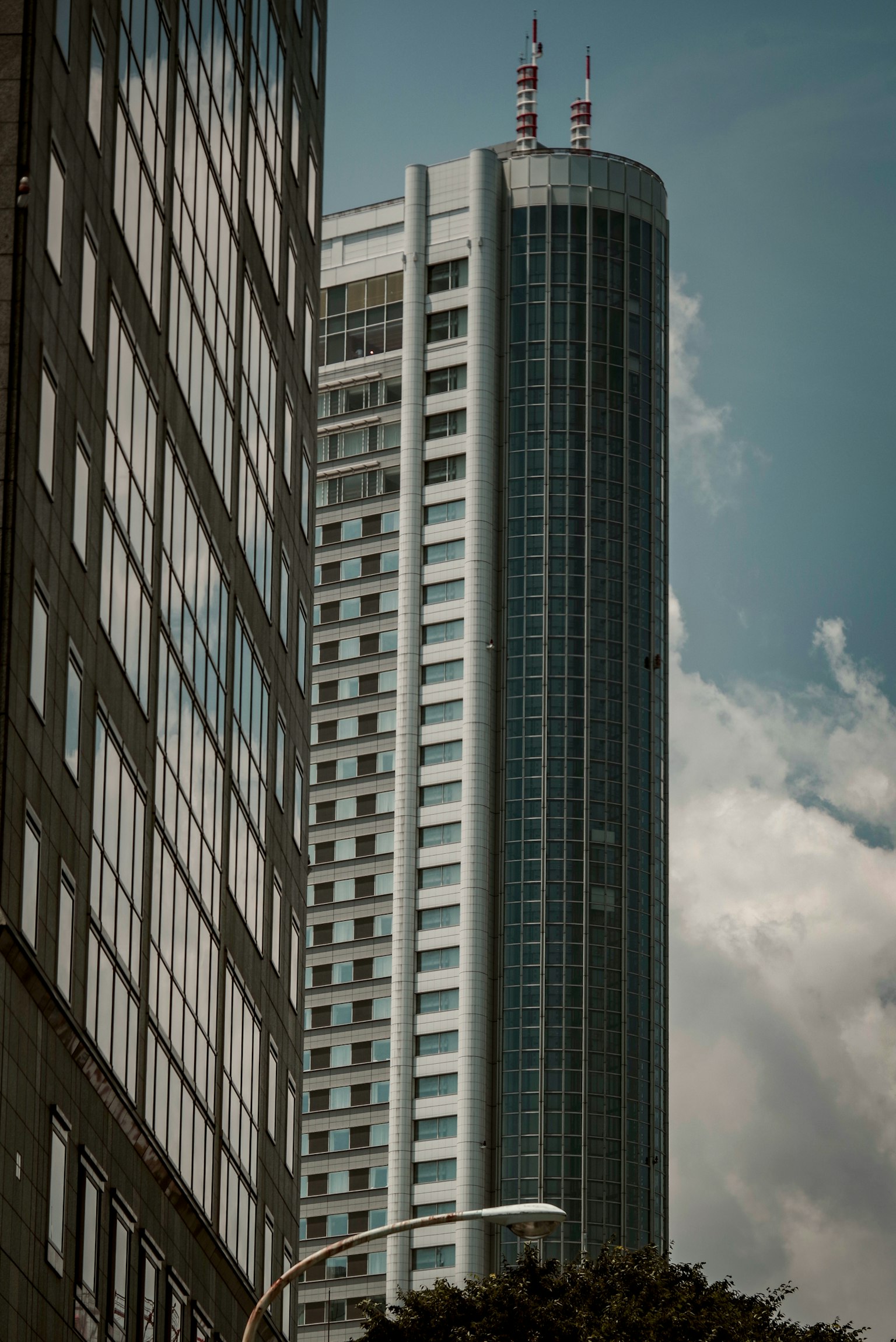 푸른 하늘을 배경으로 한 고층 건물의 도시 풍경