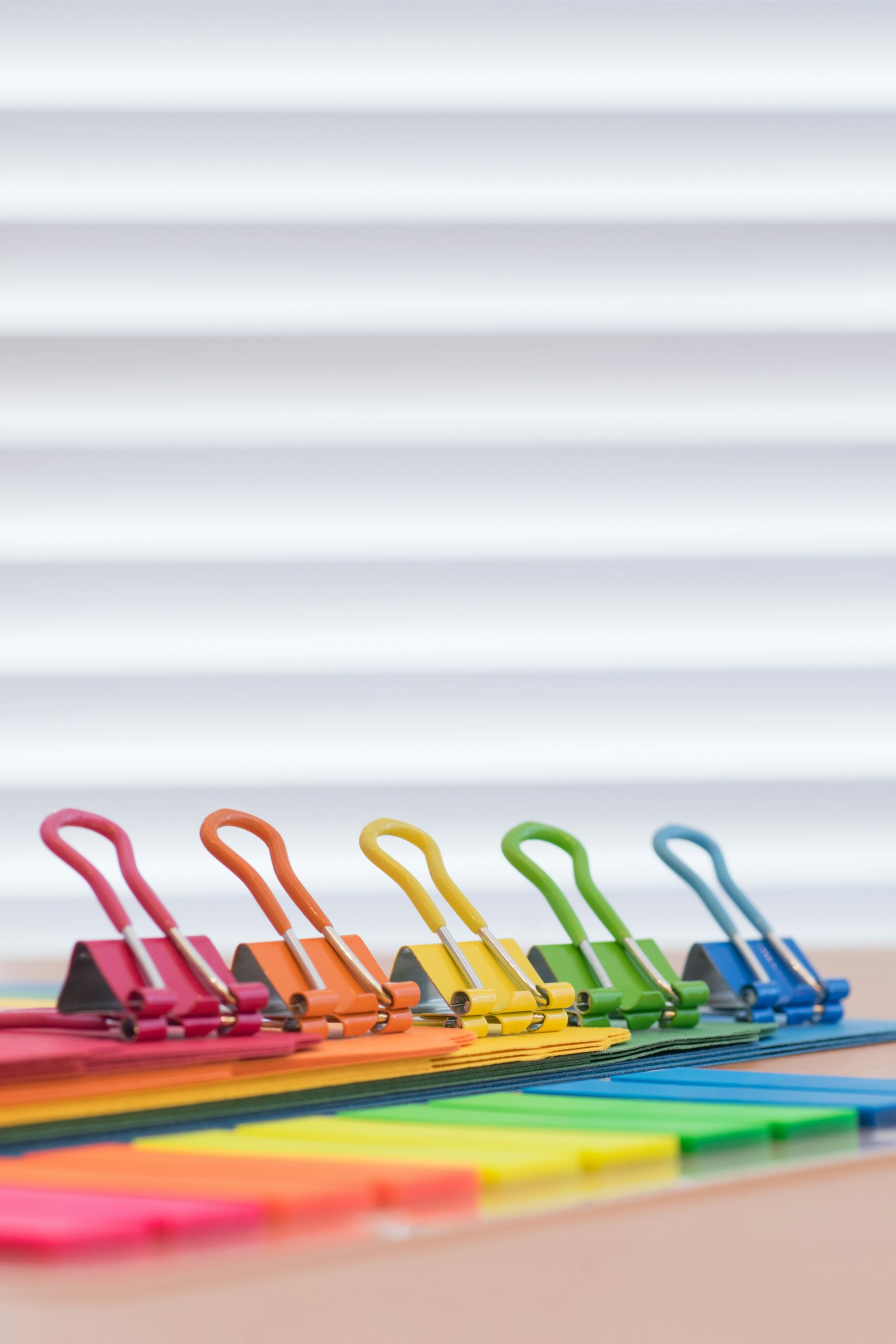 Clip colorati e post-it disposti in fila