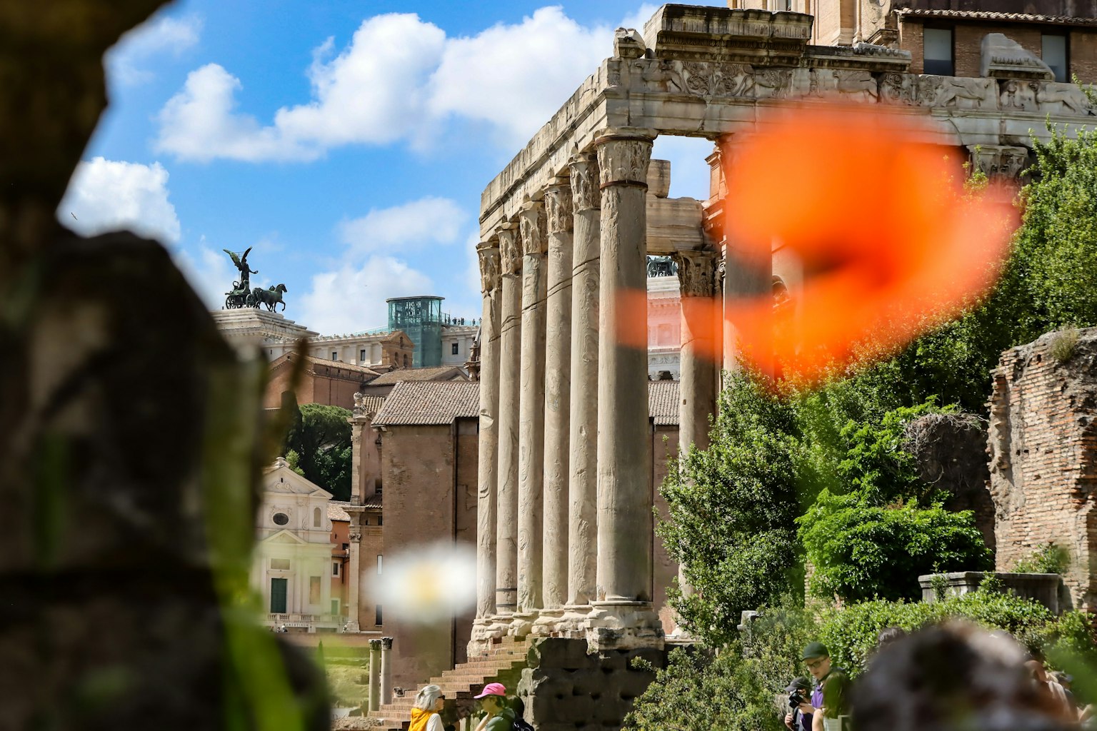 Colonnes romaines anciennes avec un ciel bleu en arrière-plan