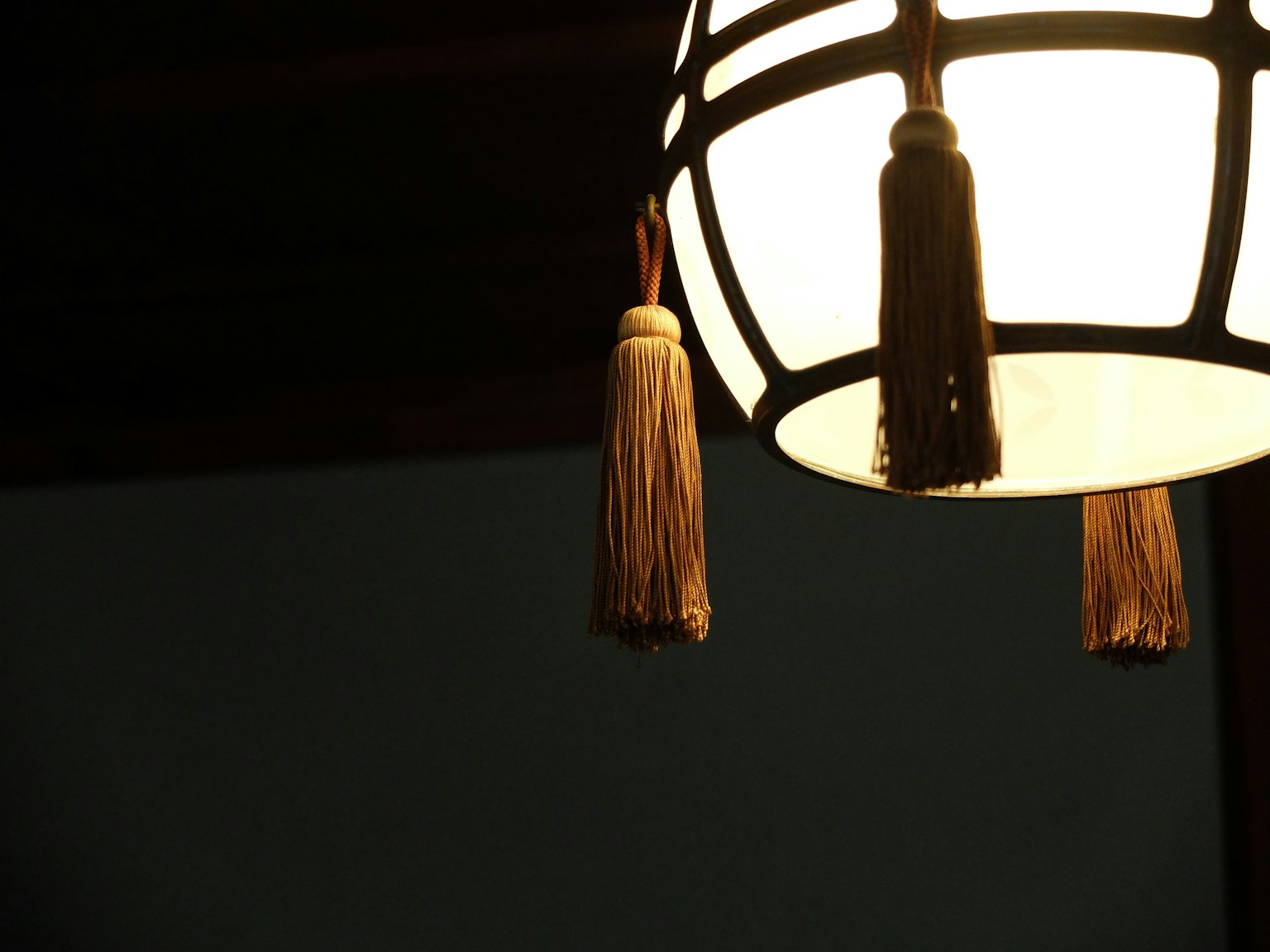 ๋
ํนํ ํ๋ํธ ์กฐ๋ช
๊ณผ ํฐ์ ๋น๊ณผ ์ ์ฅ์