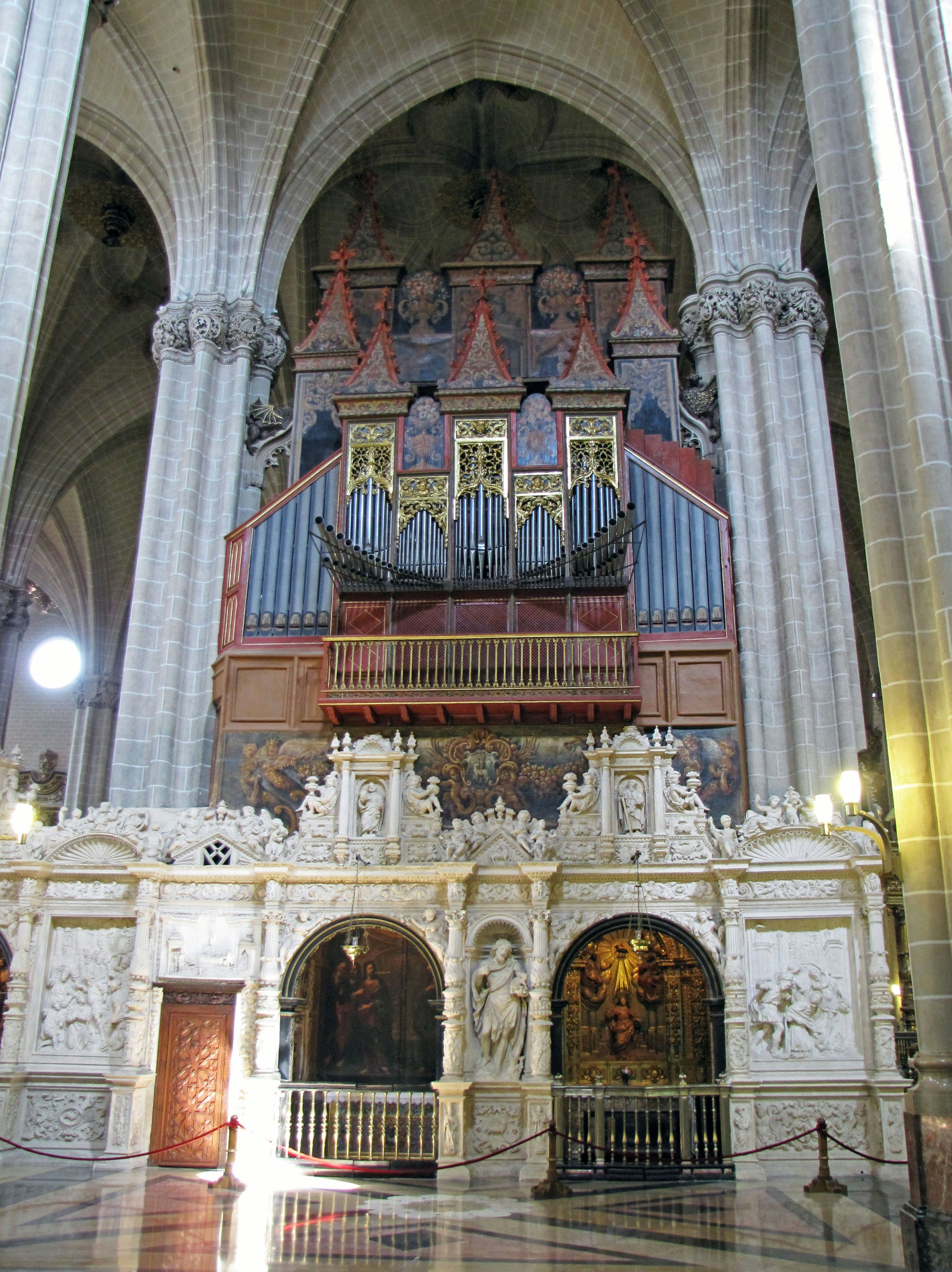 maestoso organo a canne in una cattedrale e soffitto ad archi
