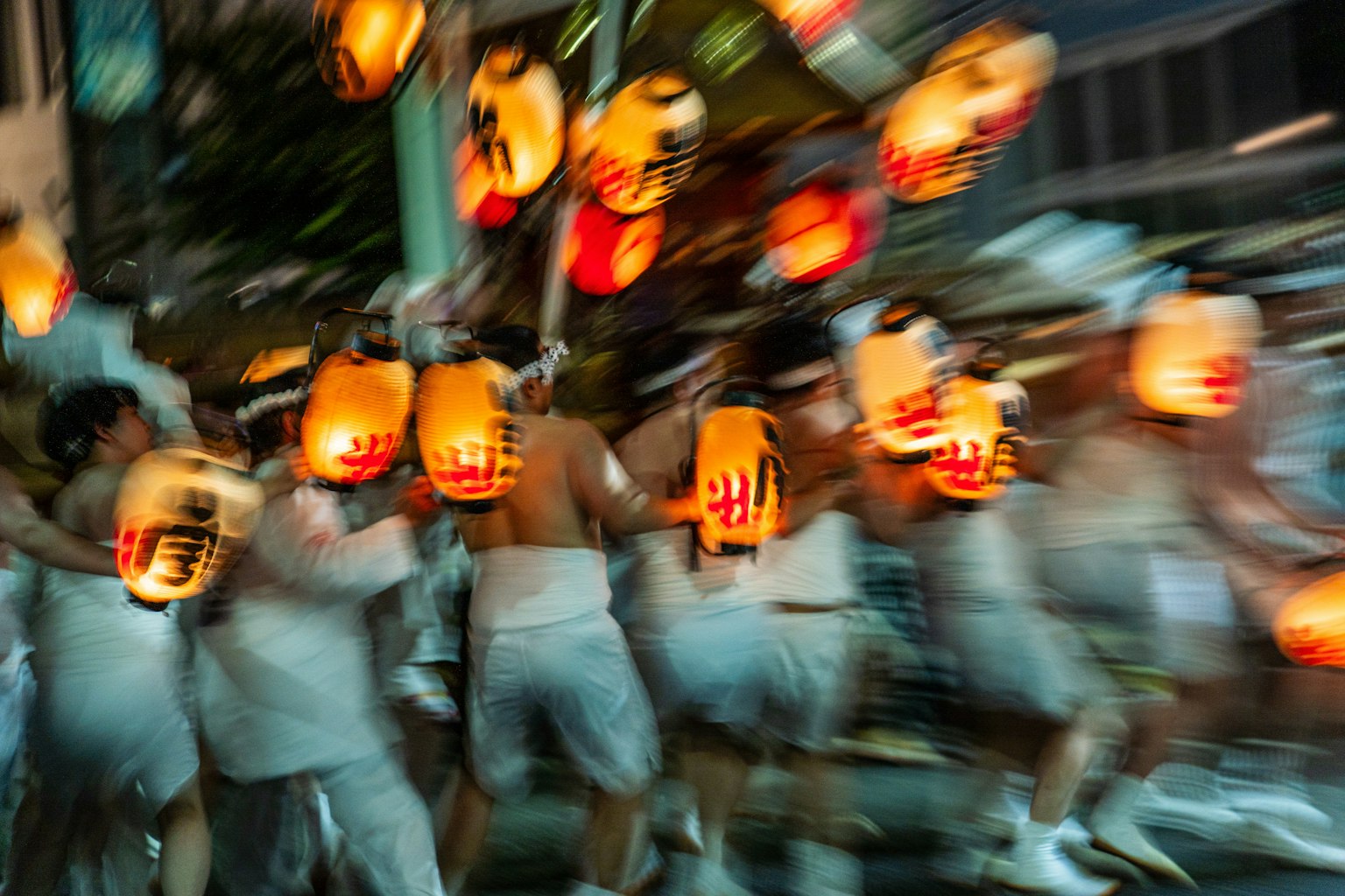 Gerakan buram orang-orang yang memegang lentera selama festival malam