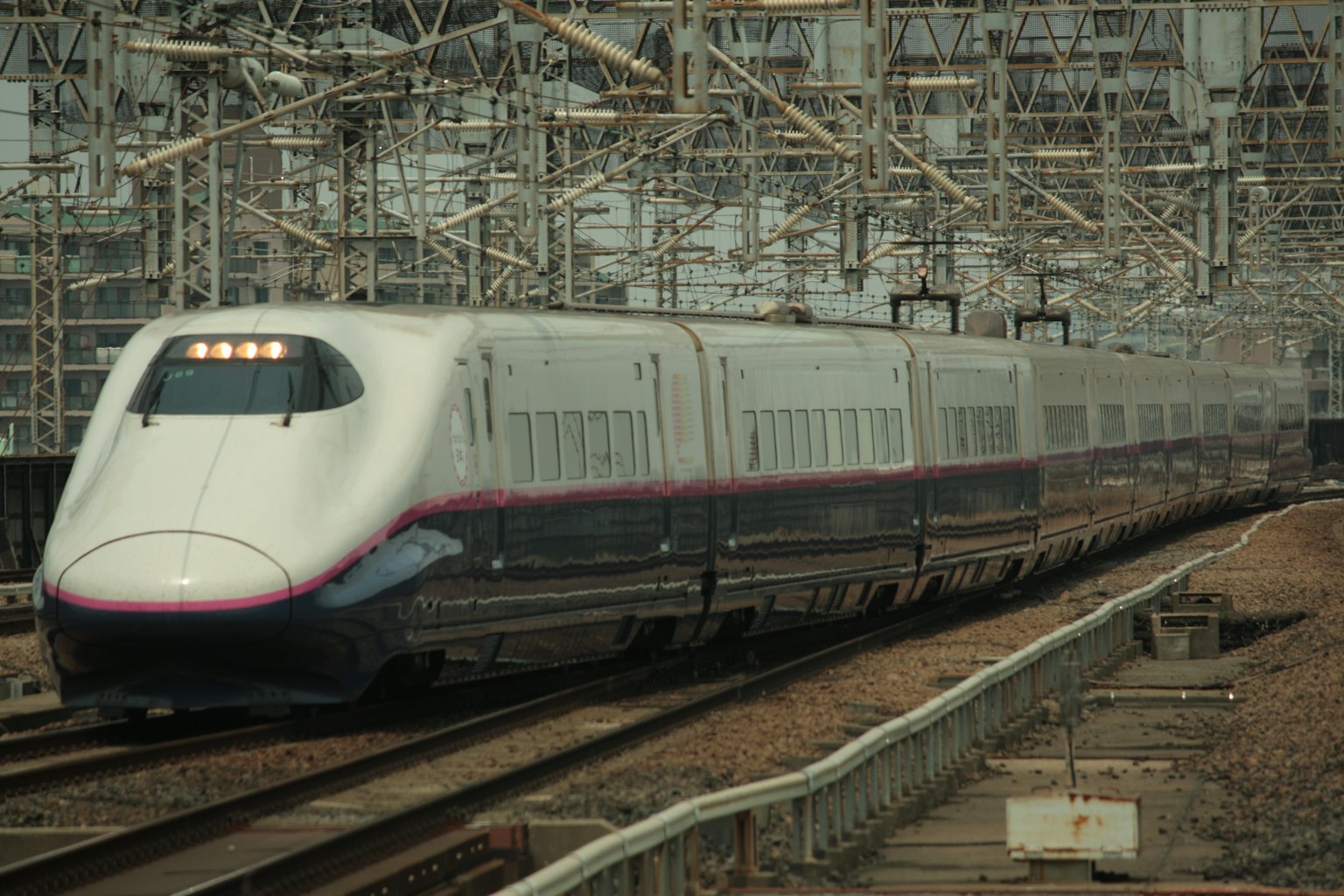 Tàu cao tốc Shinkansen đang di chuyển trên đường ray