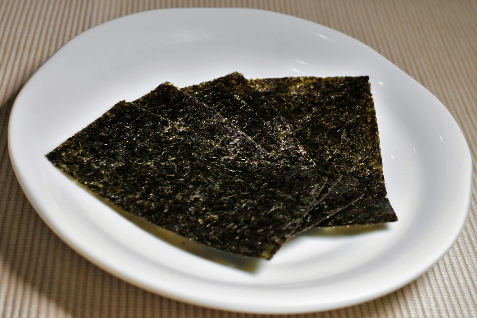 Feuilles de nori servies sur une assiette blanche