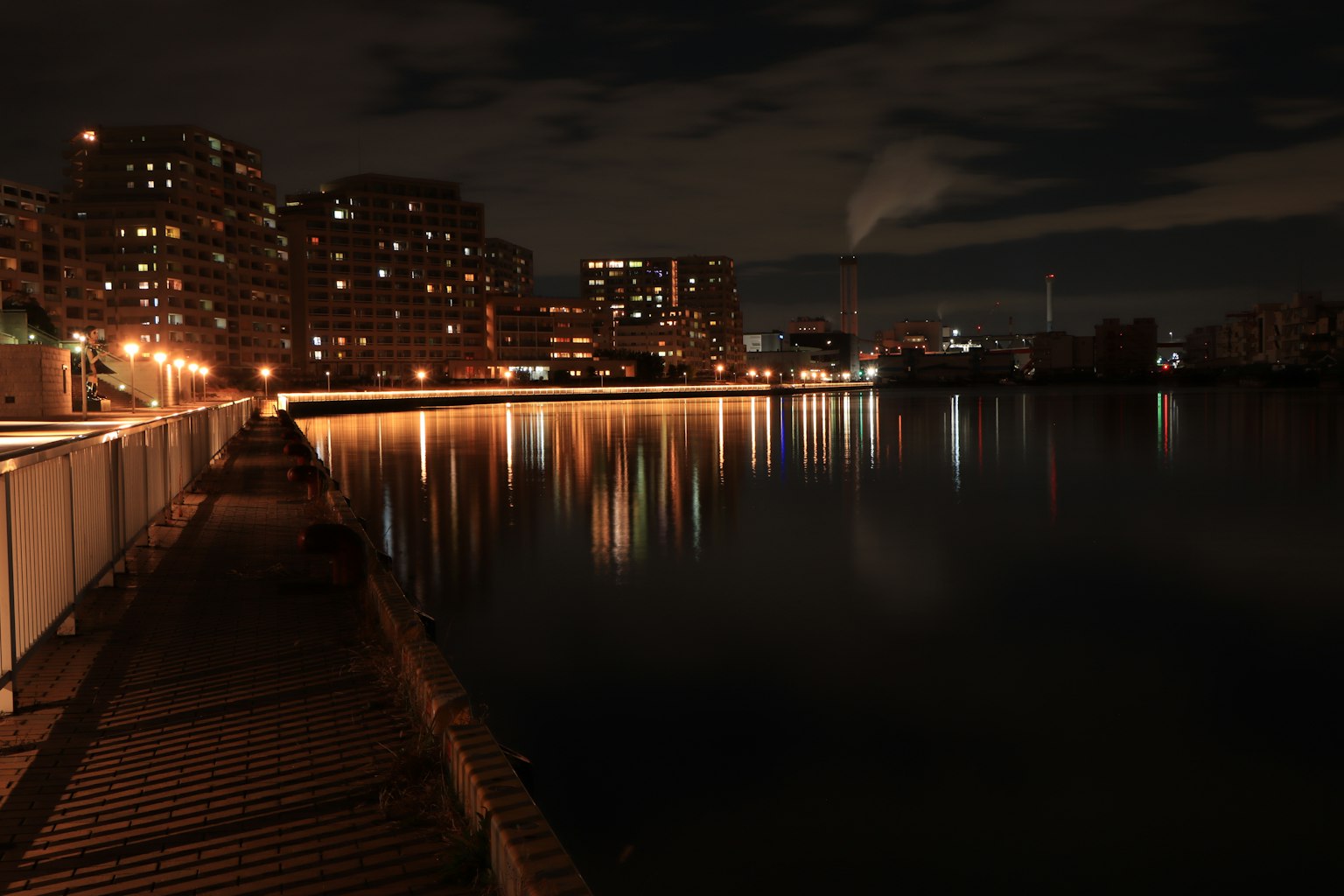 夜晚城市景觀與水面反射及照亮的建築