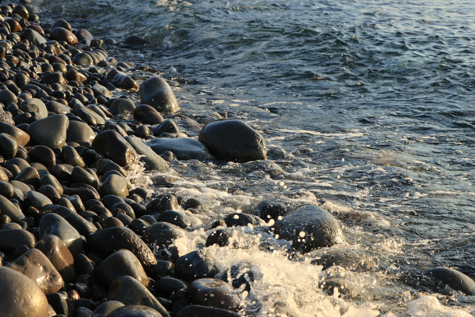 海浪拍打在光滑的岩石海岸上