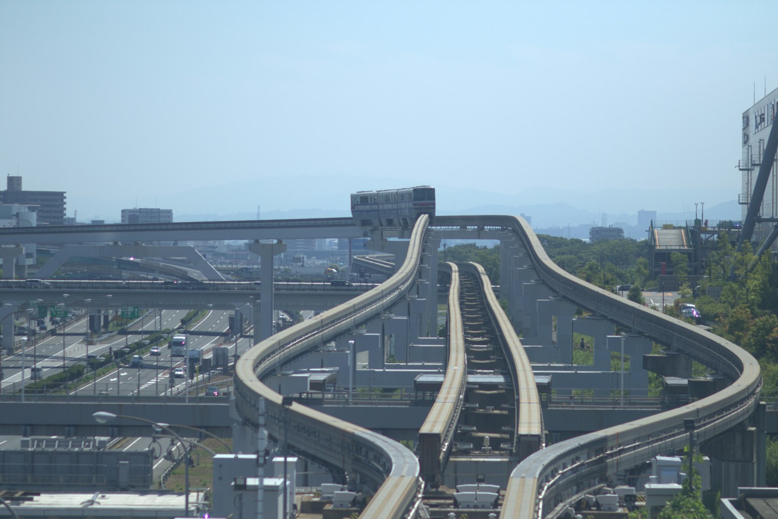 Vista de un complejo intercambiador de autopistas elevado