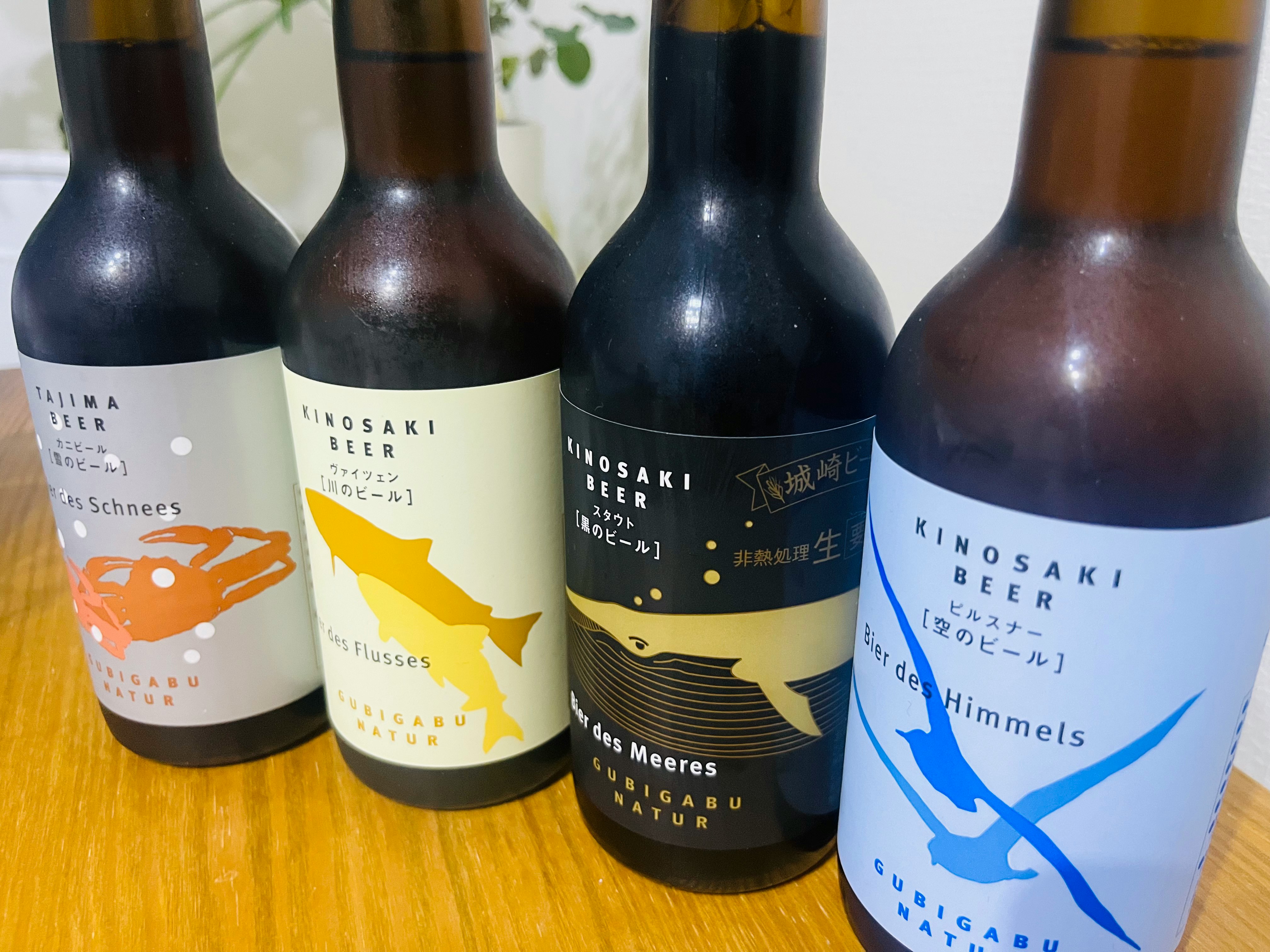 木桌上成排的精釀啤酒瓶圖片
