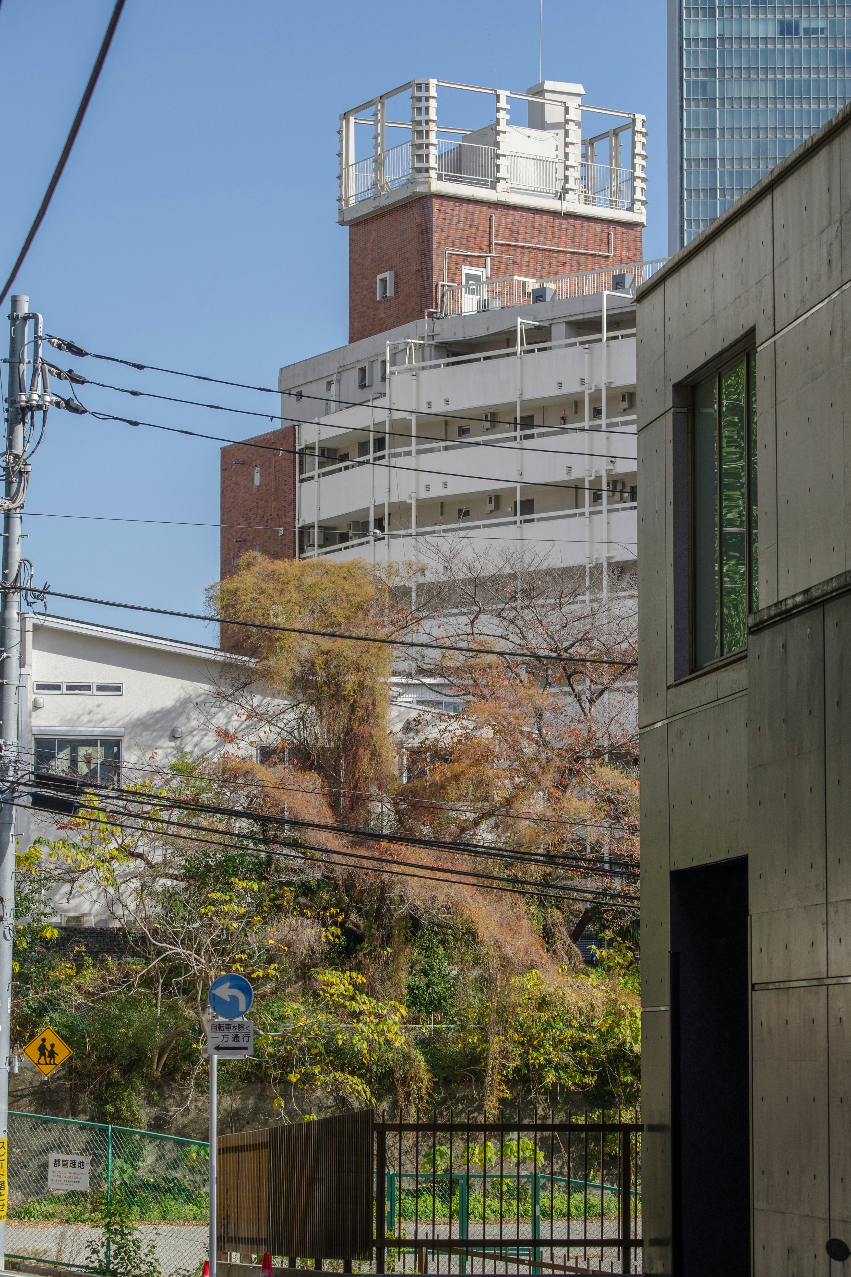 vicolo urbano con edificio in mattoni ed attrezzature sul tetto