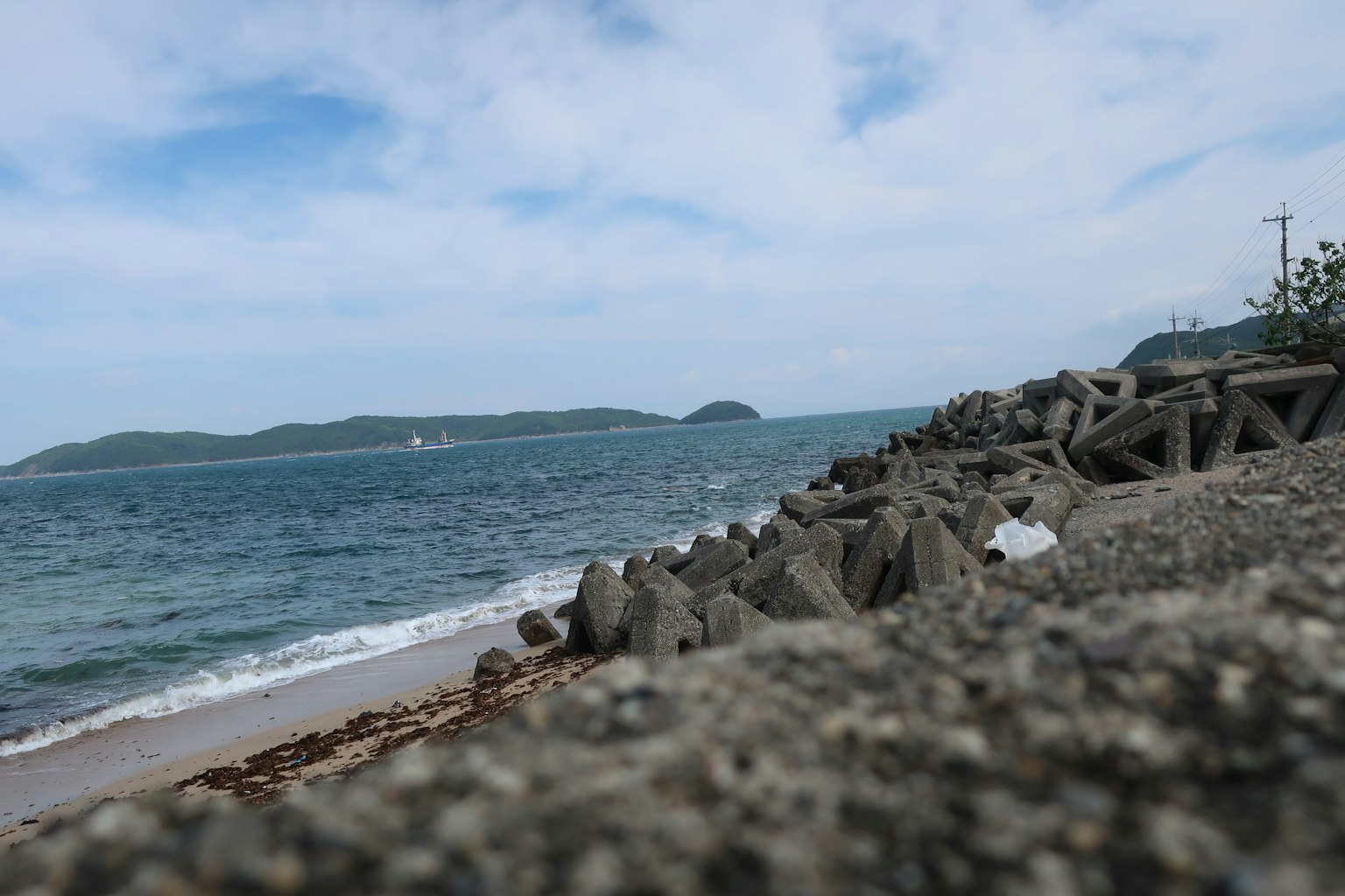 海岸景观岩石和宁静的海洋蓝天和云朵