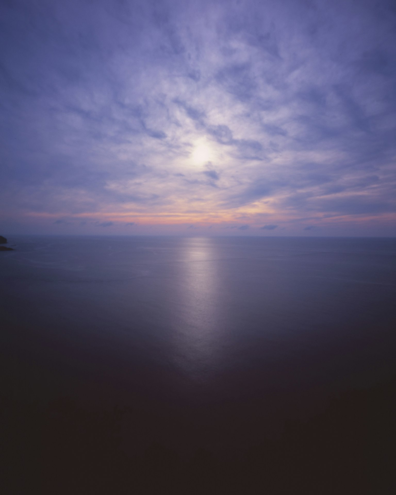 Paisaje marino sereno con un hermoso cielo al atardecer