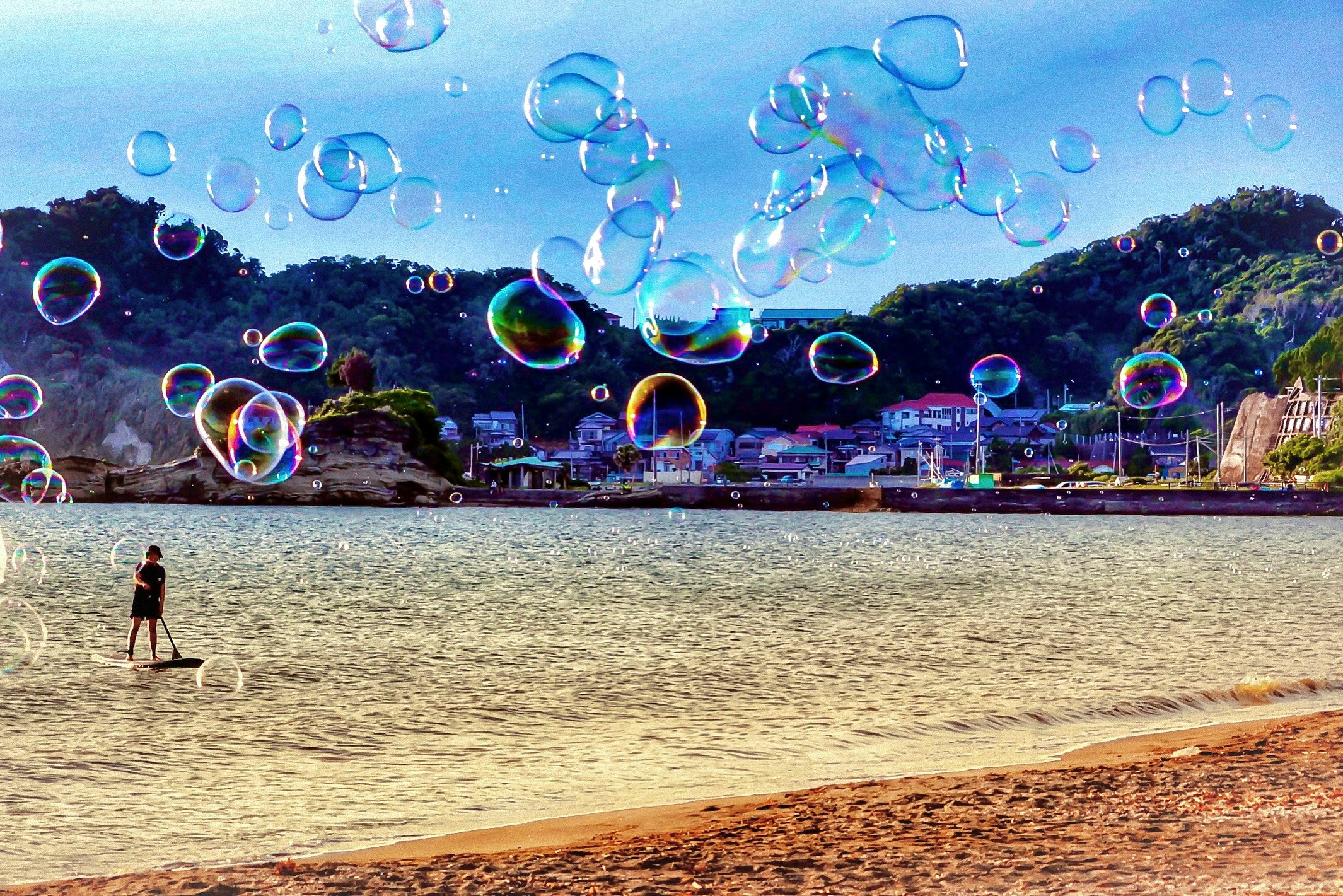 scena estiva sulla spiaggia con bolle di sapone che fluttuano nell’aria