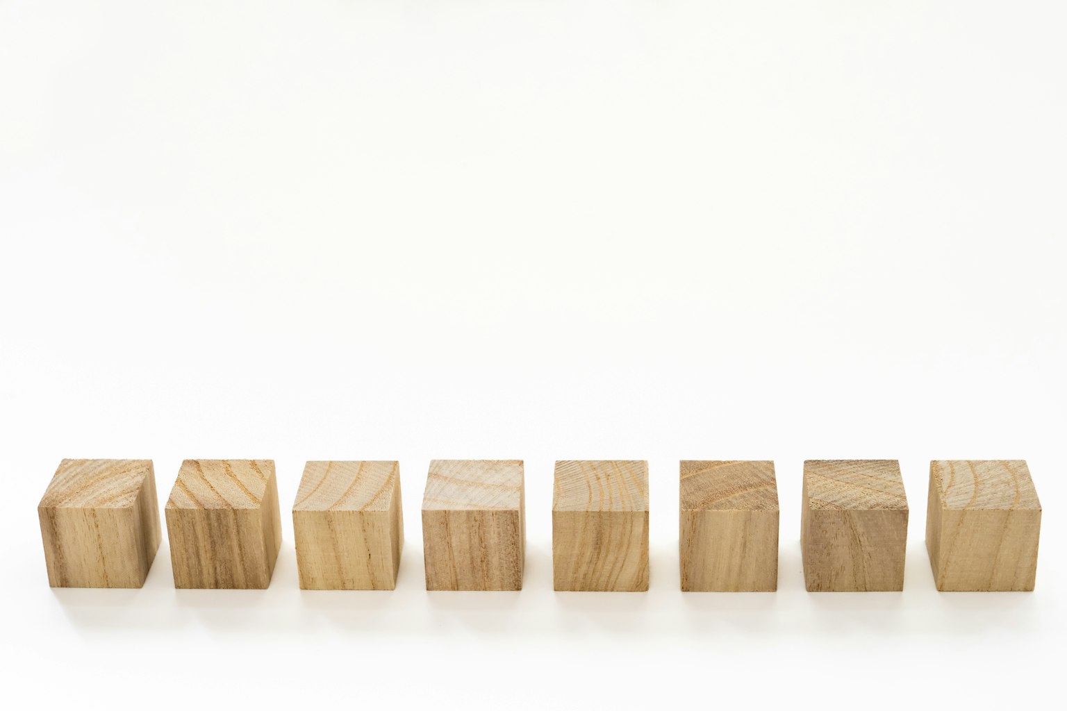 Un'immagine semplice di cubi di legno disposti in fila
