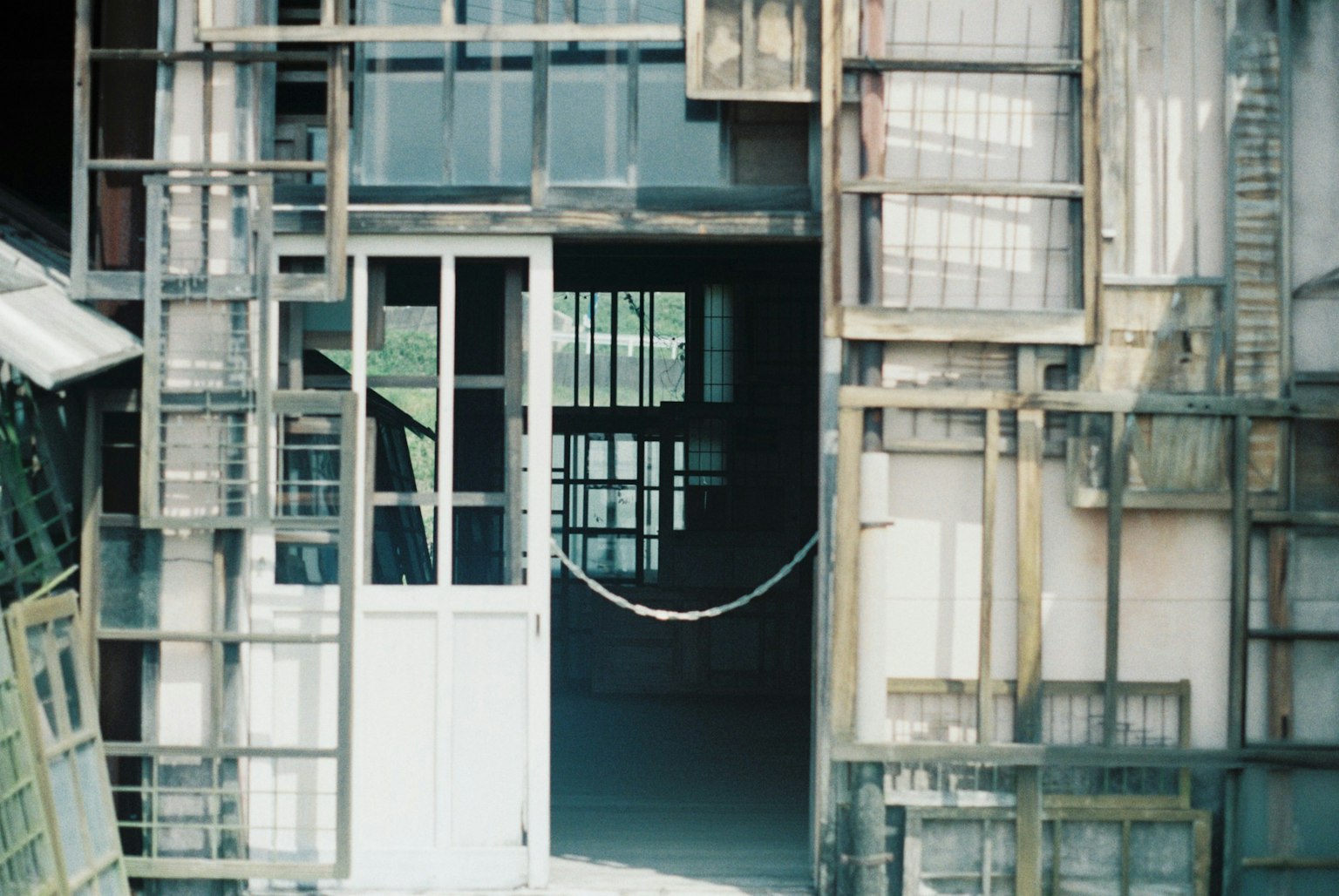 오래된 건물 입구 사진 투명한 문과 나무 프레임이 특징