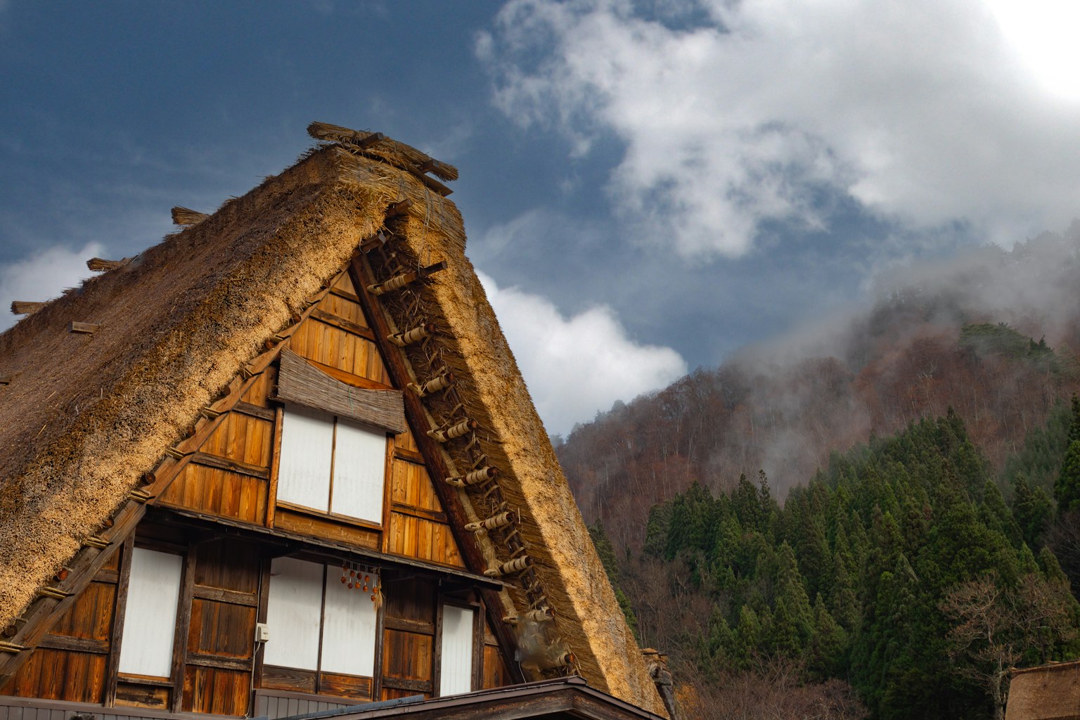 传统合掌造型房屋与山景