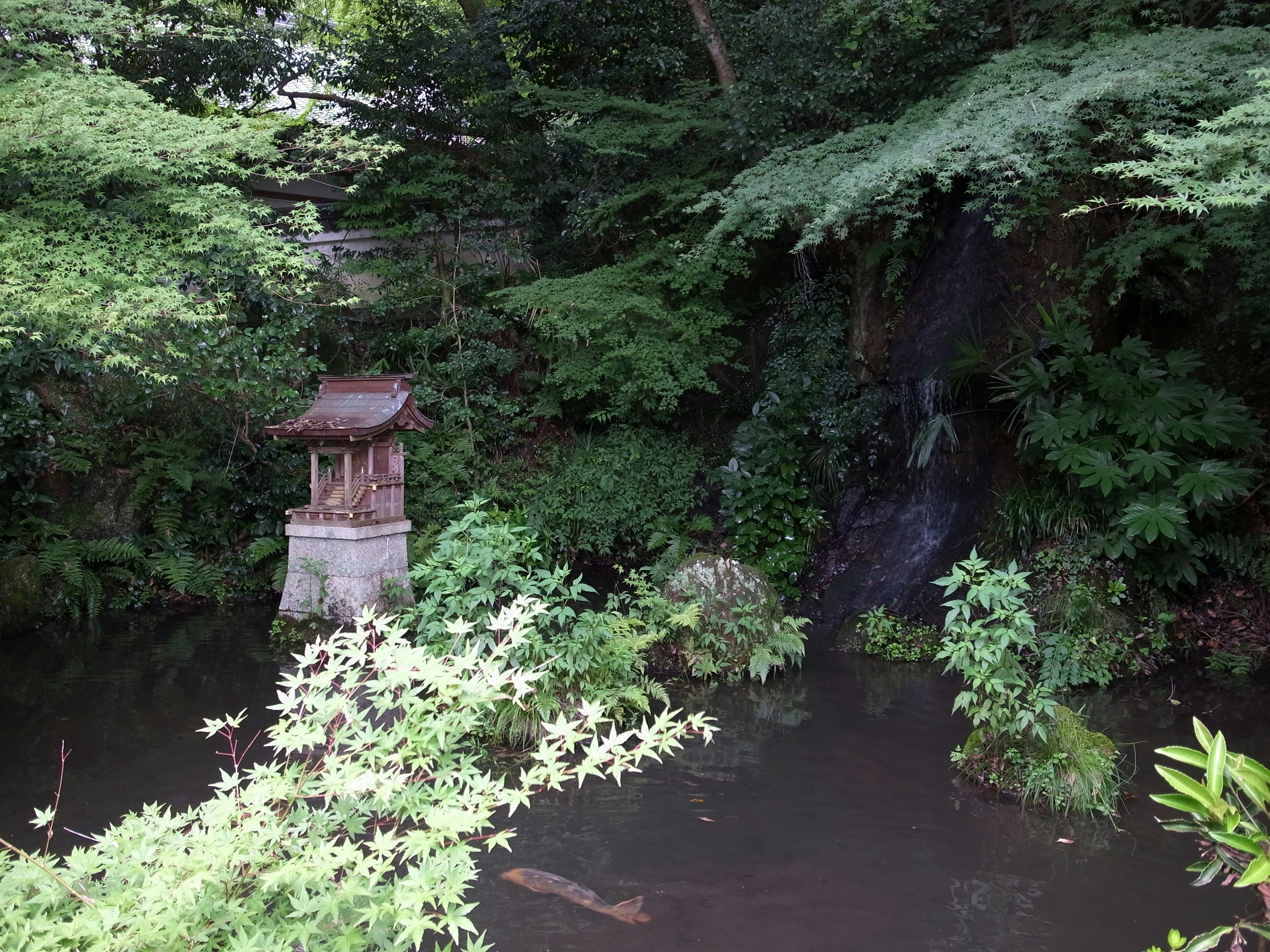 长满青苔的石阶与小水渠的庭园景
