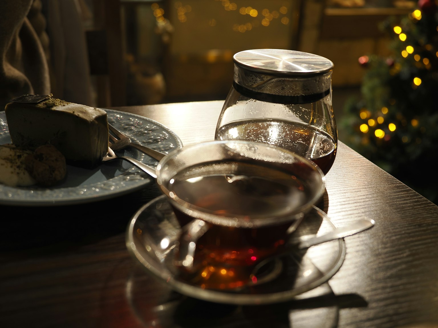 Une scène avec une tasse de thé et une assiette de gâteau sur une table