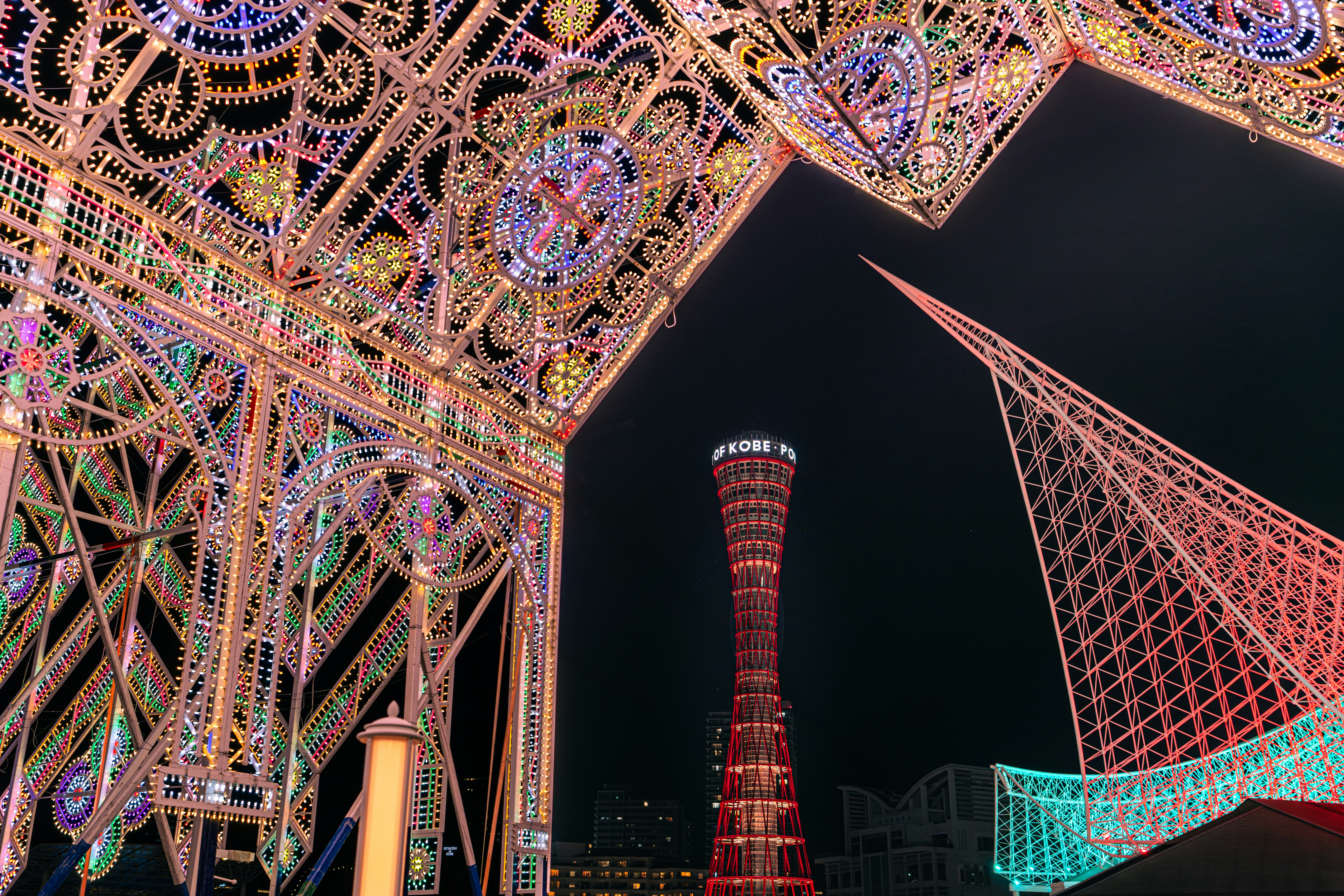カラフルなイルミネーションと東京タワーの夜景