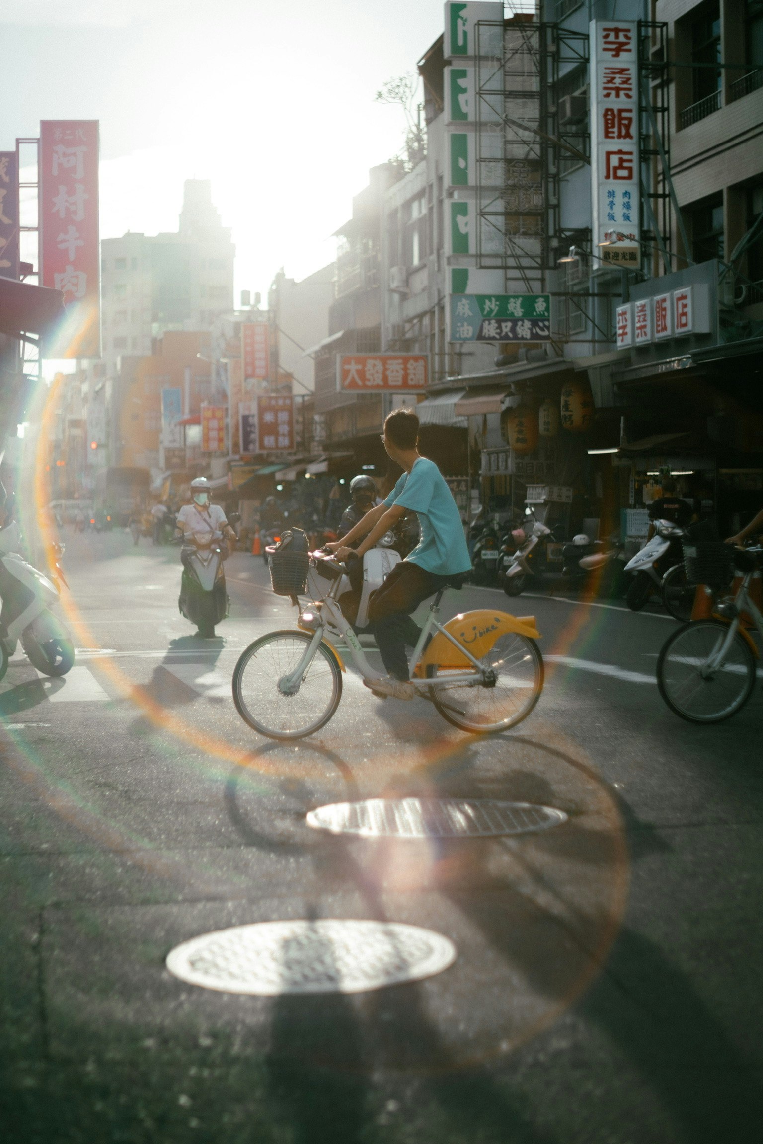 台湾街角停放的共享/租赁自行车