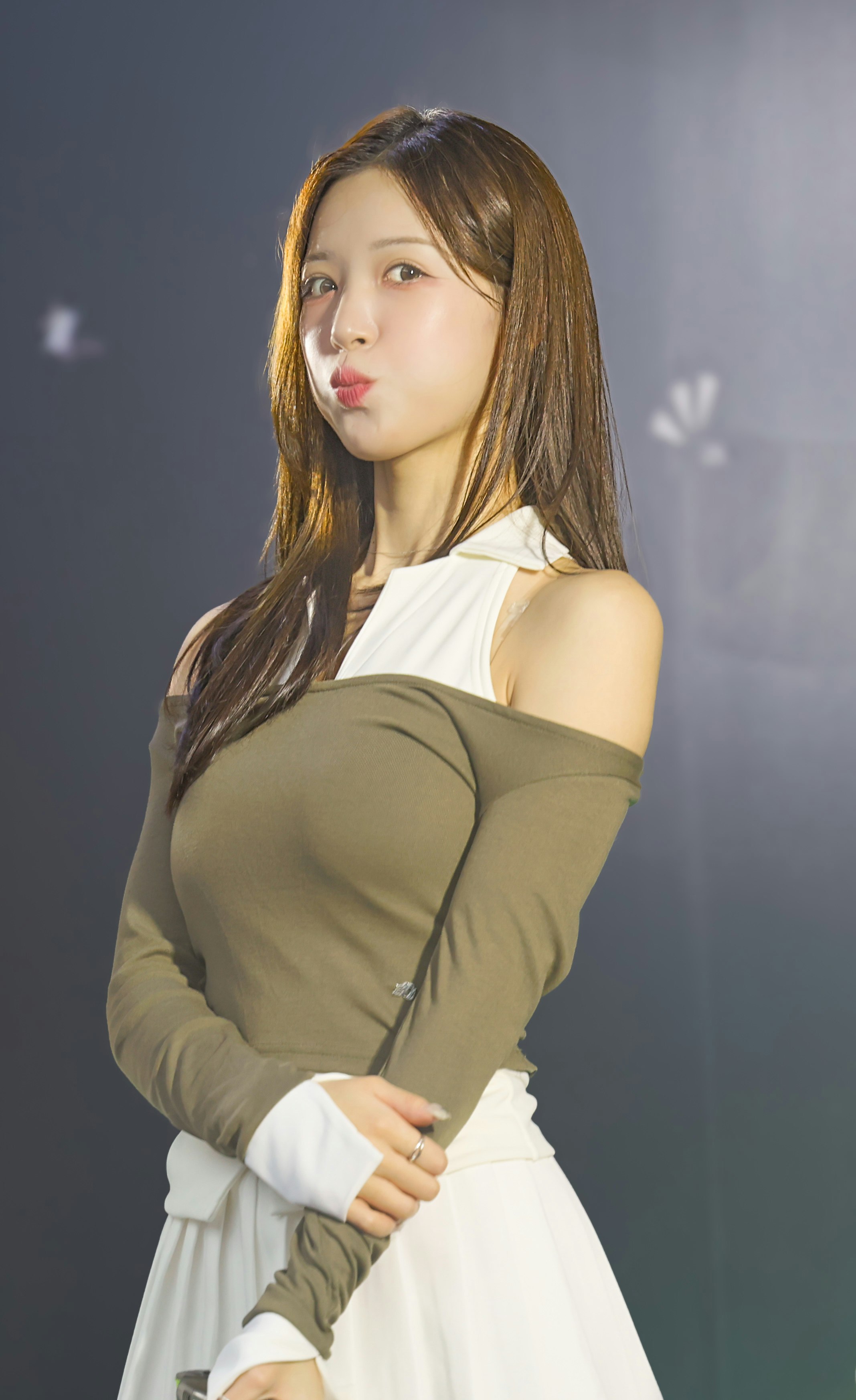 白いドレスの女性が横向きで微笑むスタジオポートレート