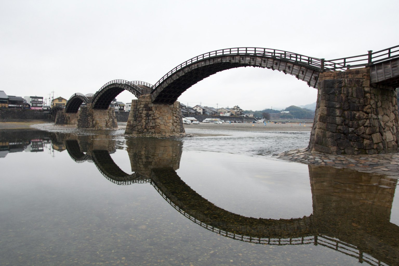 Pont Kintai à Iwakuni se reflétant sur l'eau