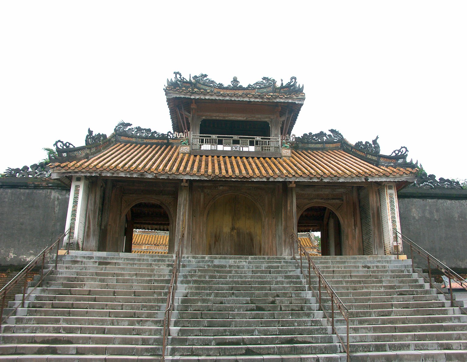 传统建筑的入口有楼梯装饰性瓦屋顶和复杂的雕刻