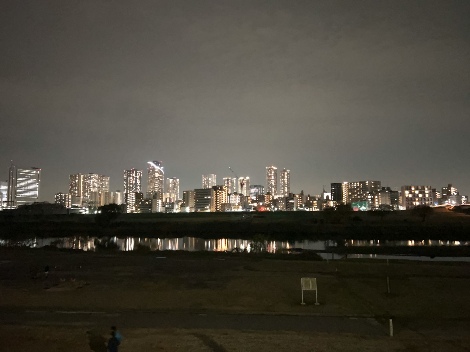강에 비친 야경