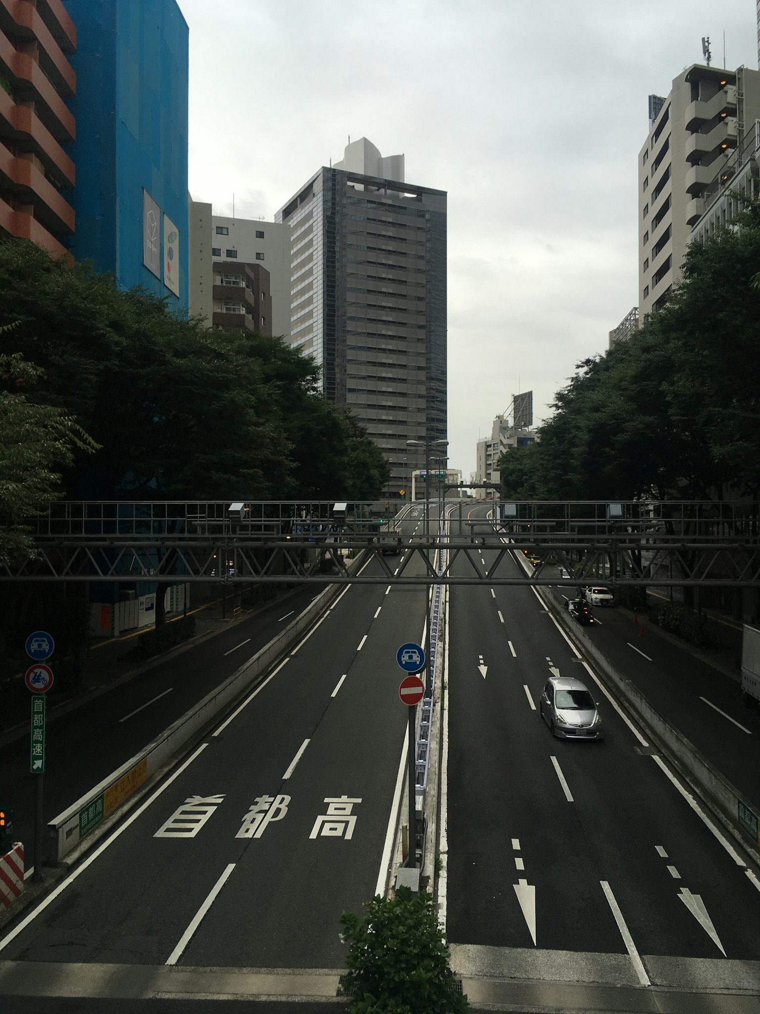 城市街道景观，摩天大楼与空旷的道路