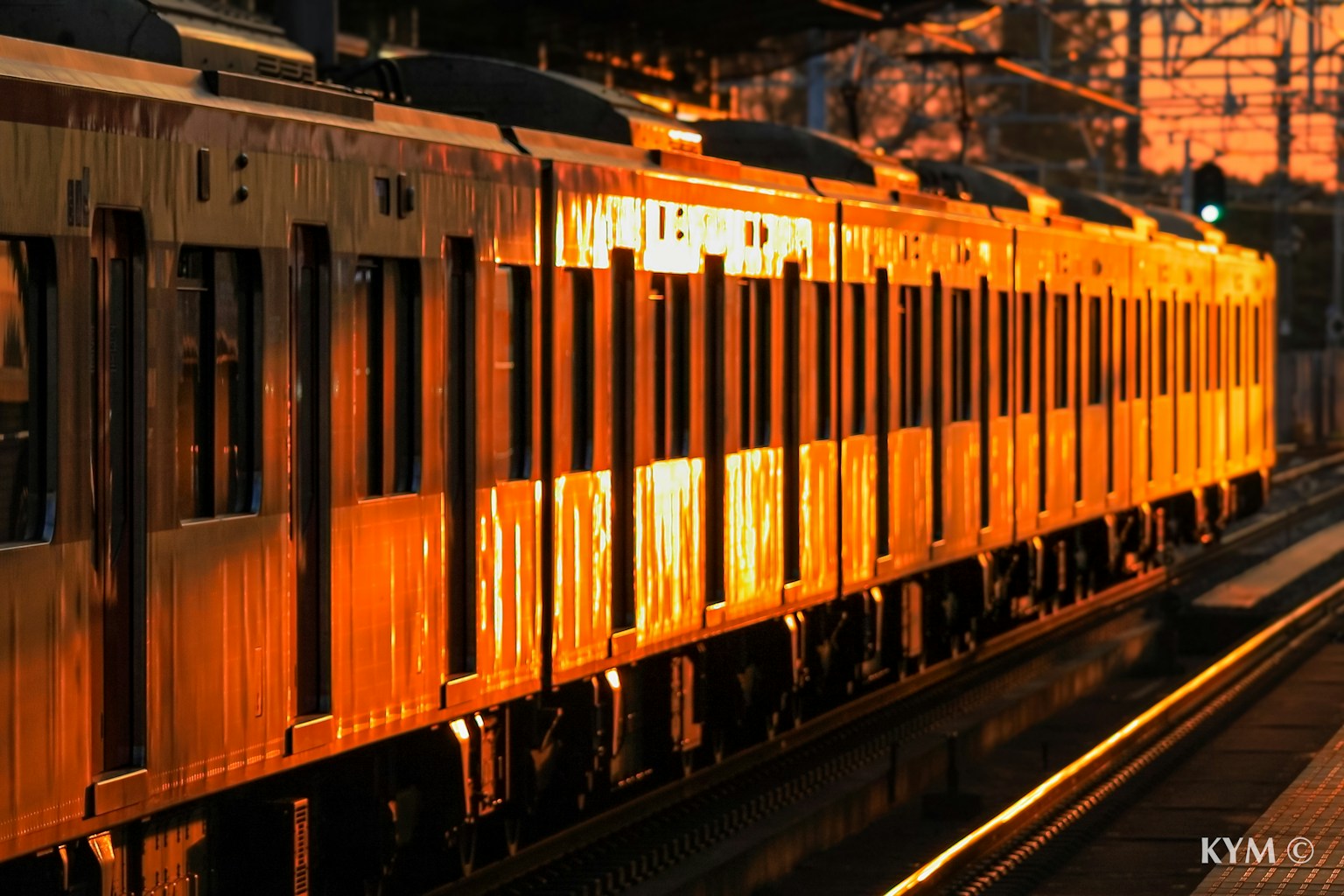 Vista laterale di un treno illuminato dal tramonto