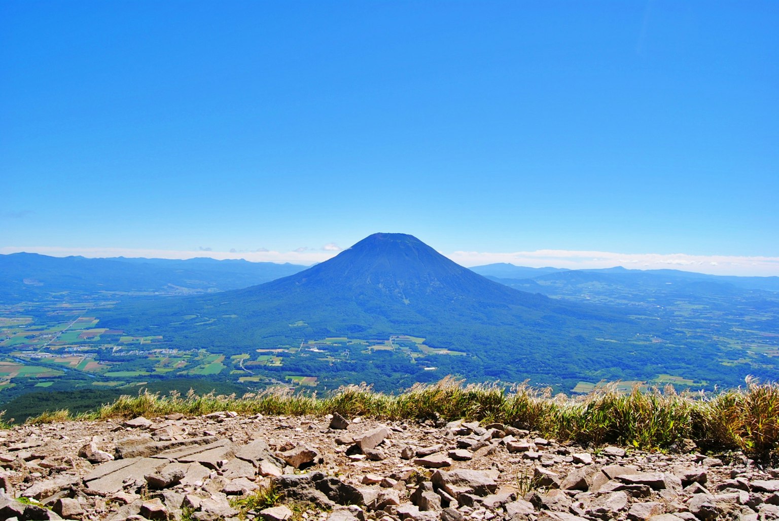 Bellissimo paesaggio montano sotto un cielo blu chiaro